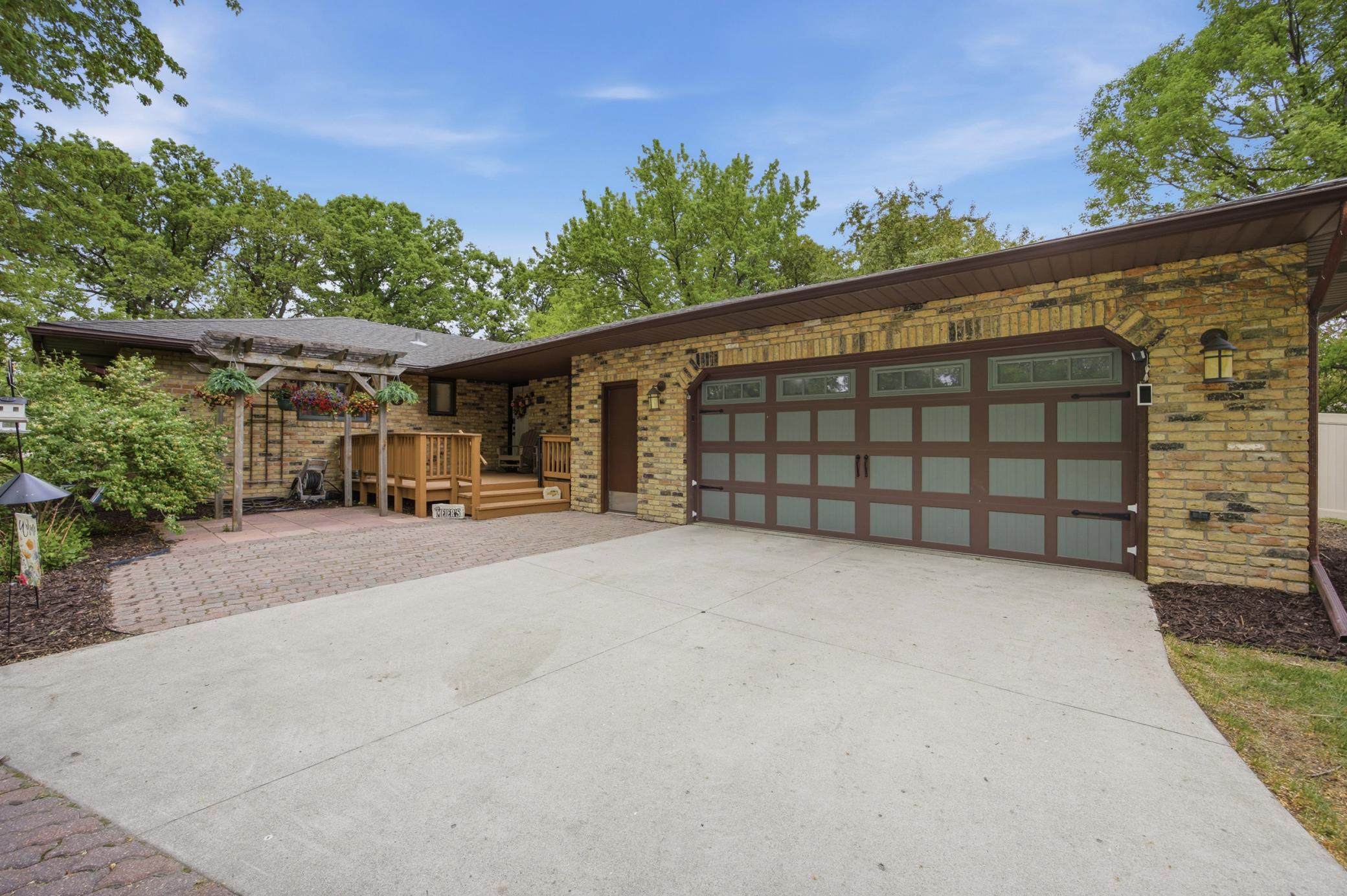 1977 single family home for sale at 3514 Riverview Circle in Moorhead, MN — 5 bed, 3 bath (photo 2 of 42)