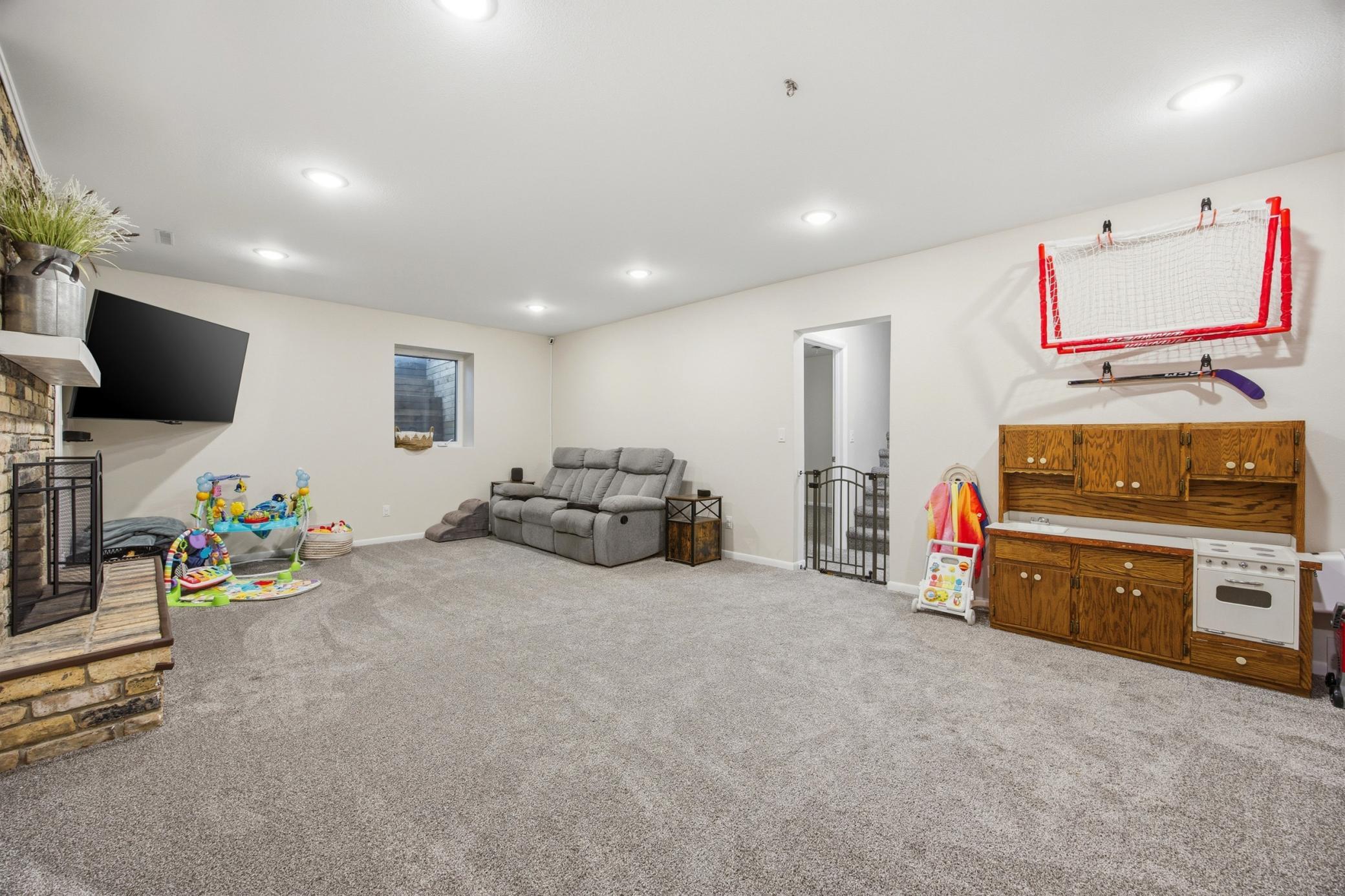 1977 single family home for sale at 3514 Riverview Circle in Moorhead, MN — 5 bed, 3 bath (photo 19 of 42)