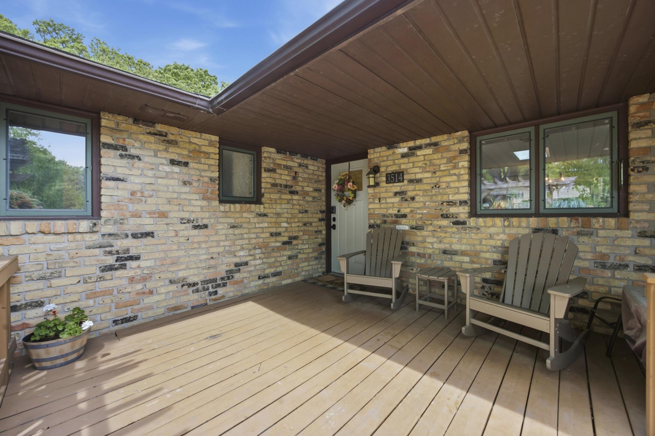 1977 single family home for sale at 3514 Riverview Circle in Moorhead, MN — 5 bed, 3 bath (photo 3 of 42)