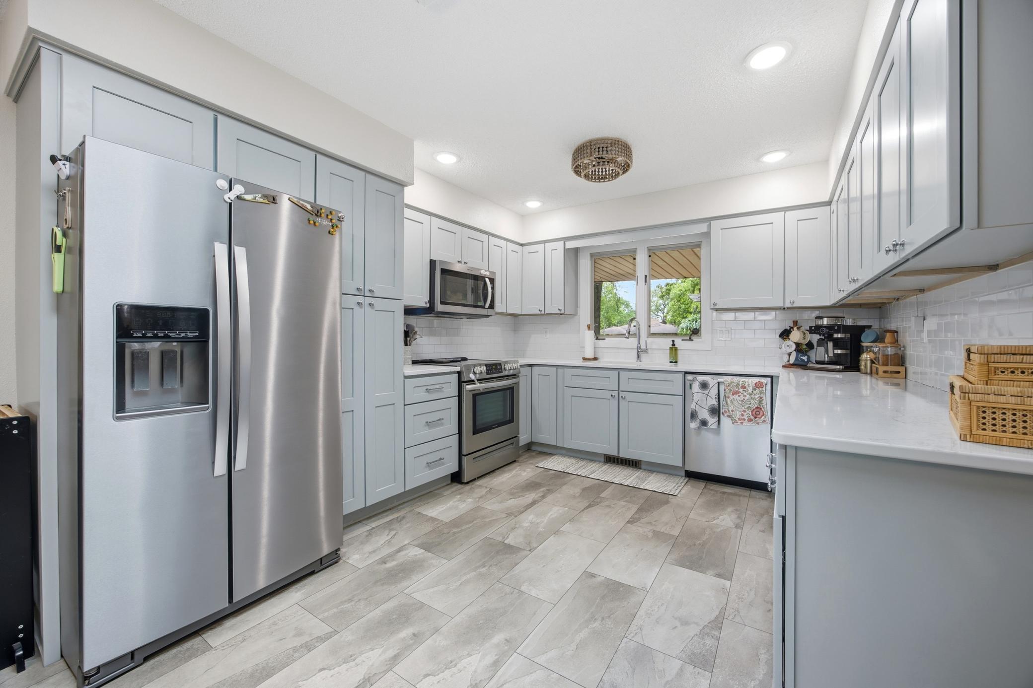 1977 single family home for sale at 3514 Riverview Circle in Moorhead, MN — 5 bed, 3 bath (photo 5 of 42)