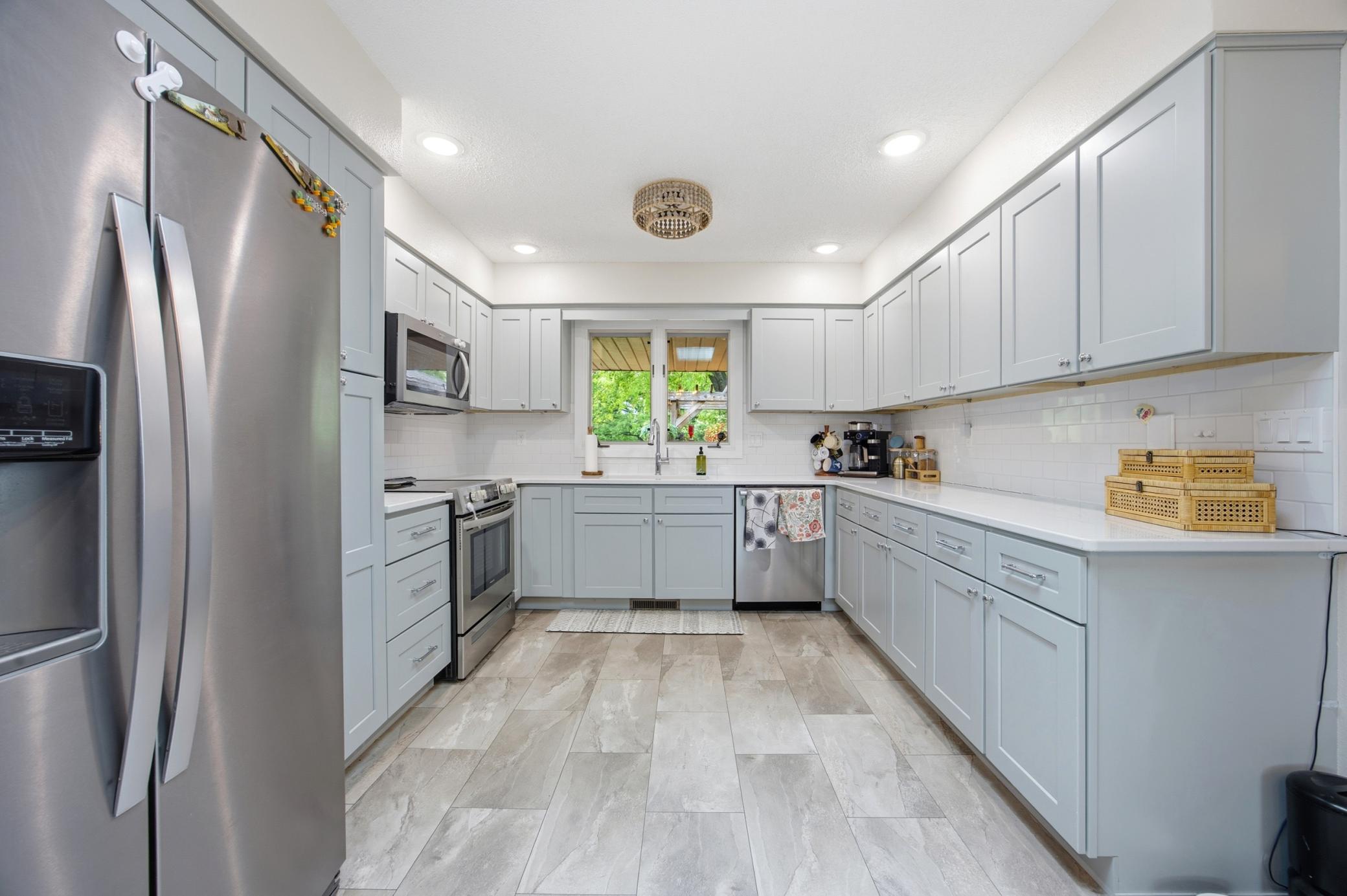 1977 single family home for sale at 3514 Riverview Circle in Moorhead, MN — 5 bed, 3 bath (photo 6 of 42)
