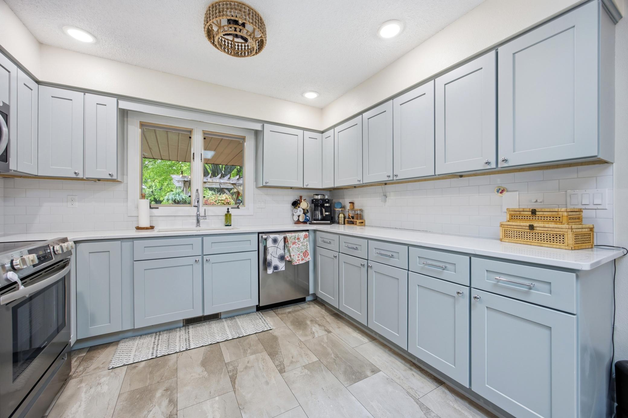 1977 single family home for sale at 3514 Riverview Circle in Moorhead, MN — 5 bed, 3 bath (photo 7 of 42)