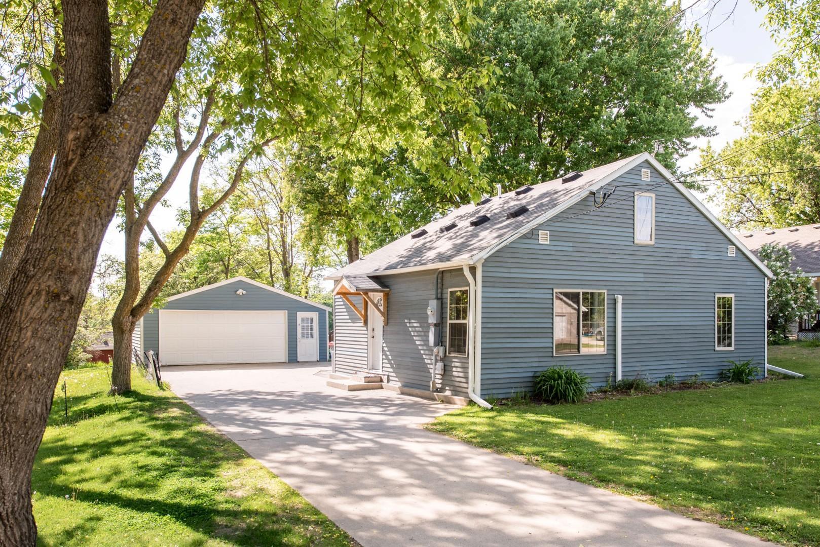 1920 single family home for sale at 902 Quincy Street in Alexandria, MN — 3 bed, 1 bath (photo 2 of 40)