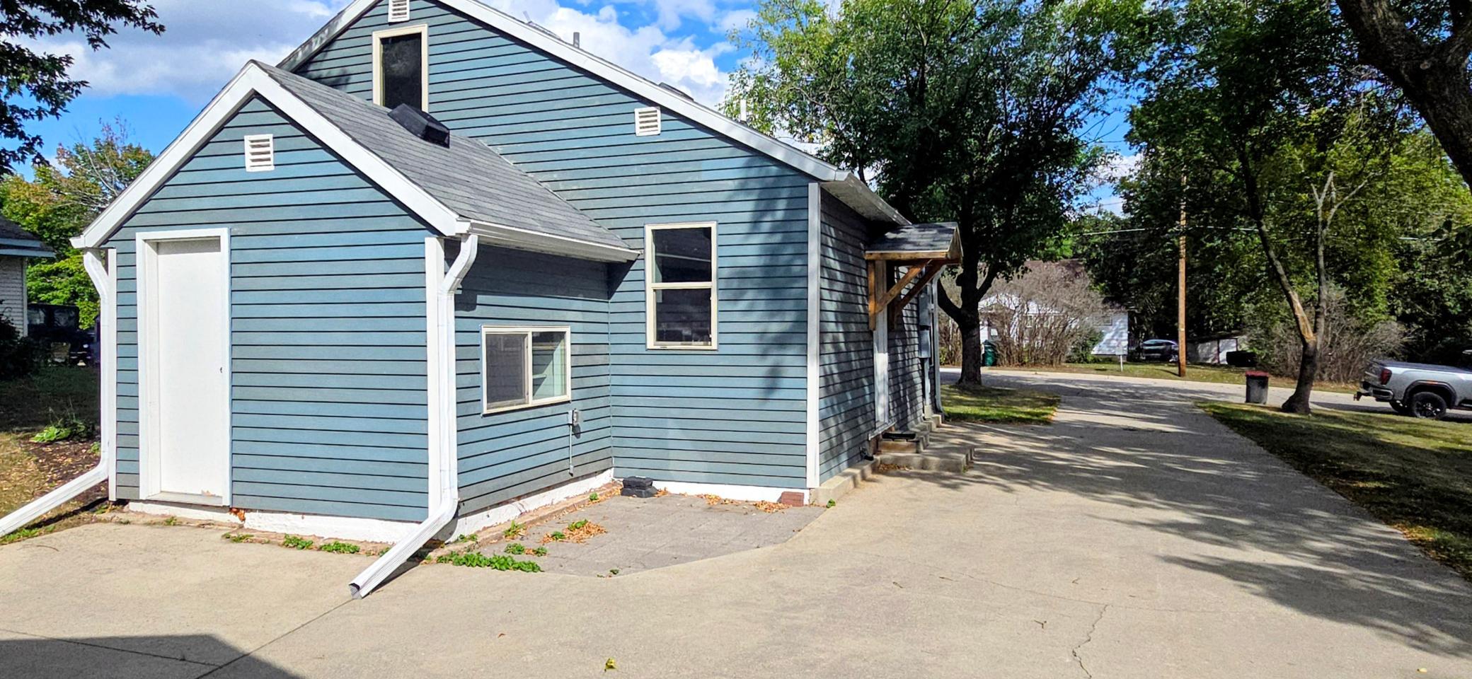 1920 single family home for sale at 902 Quincy Street in Alexandria, MN — 3 bed, 1 bath (photo 4 of 40)