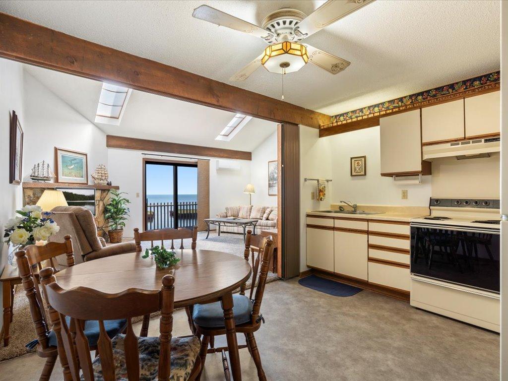 1987 condo for sale at 10490 US Highway 169, Unit 309 in Garrison, MN — 1 bed, 1 bath (photo 5 of 11)