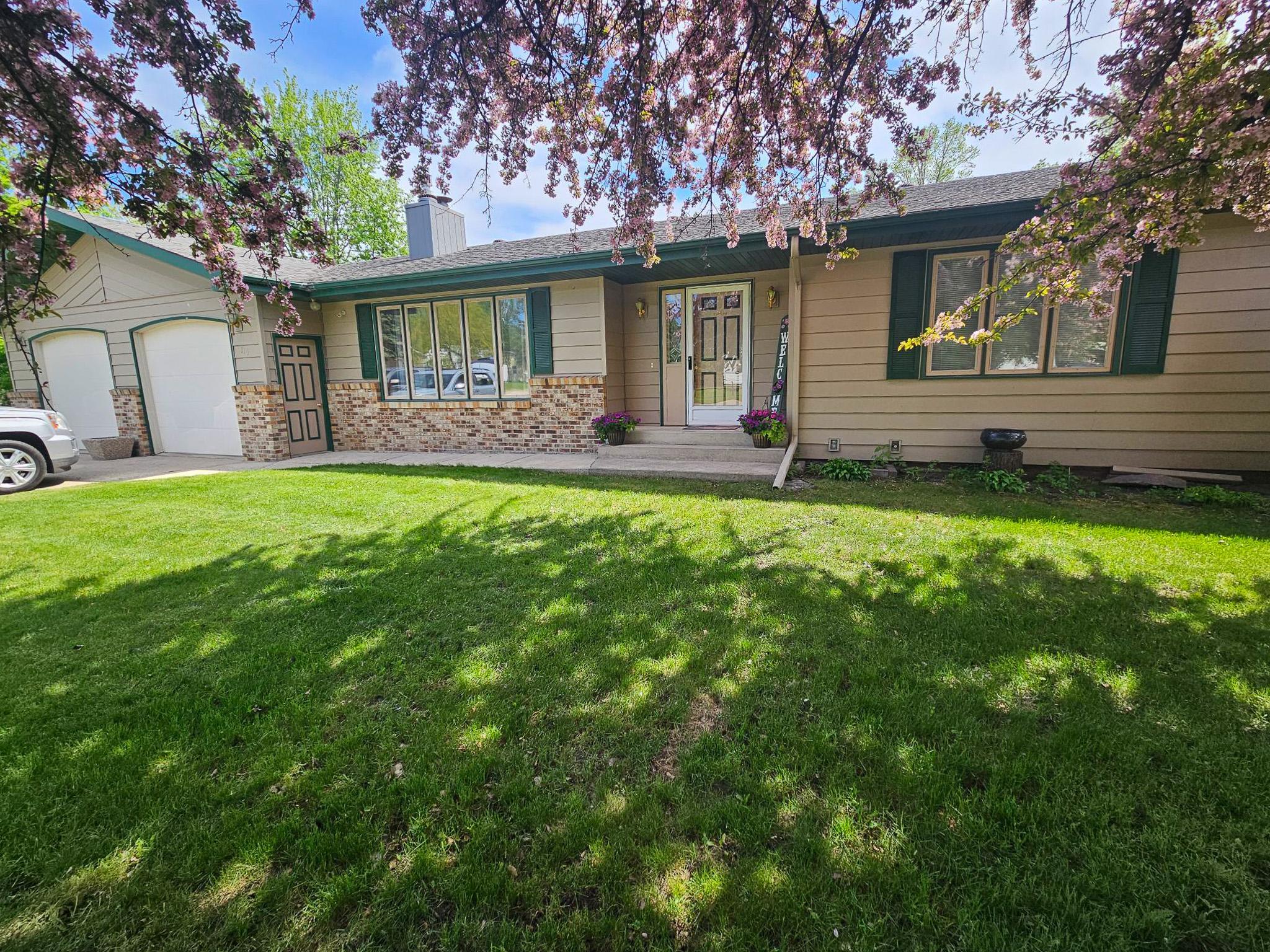 1977 single family home for sale at 116 Nora Street E in Thief River Falls, MN — 3 bed, 2 bath (photo 2 of 42)