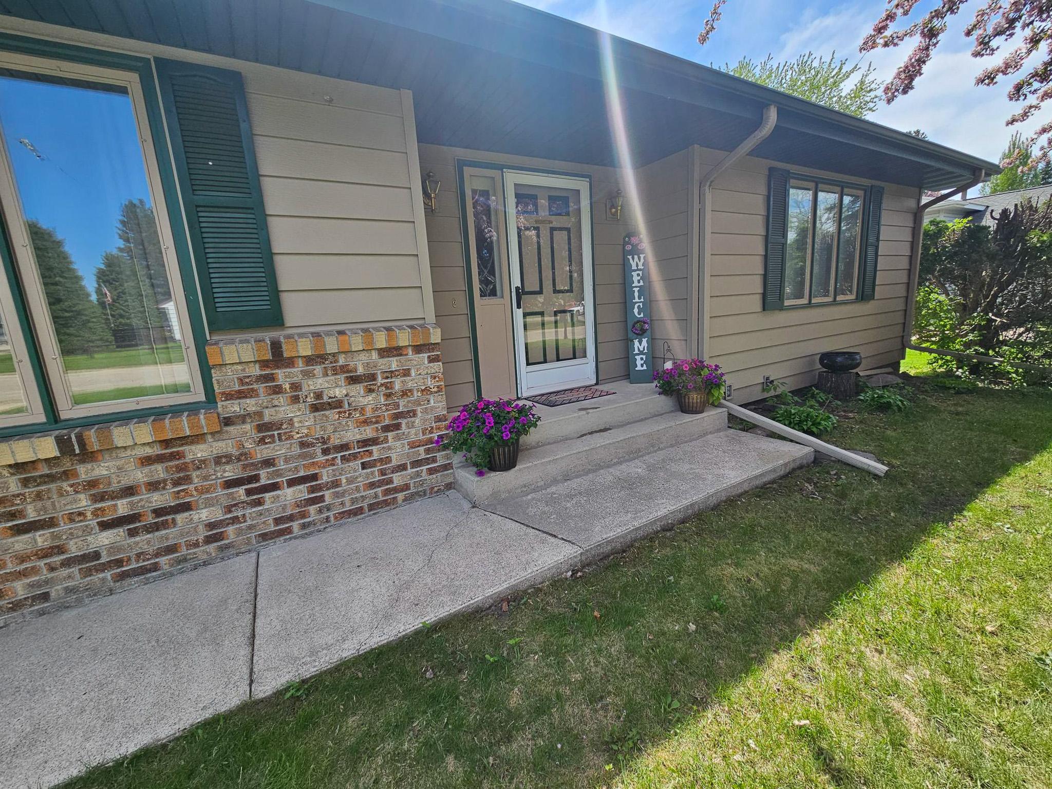 1977 single family home for sale at 116 Nora Street E in Thief River Falls, MN — 3 bed, 2 bath (photo 3 of 42)