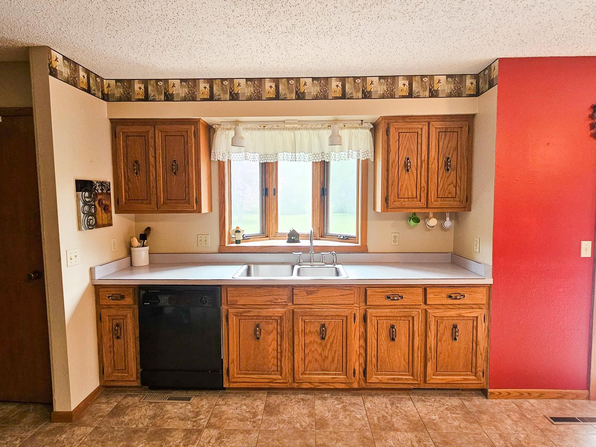 1977 single family home for sale at 116 Nora Street E in Thief River Falls, MN — 3 bed, 2 bath (photo 8 of 42)