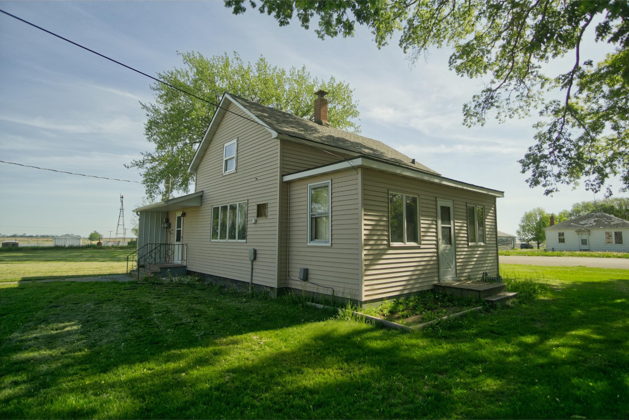 1904 single family home for sale at 322 2nd Street NE in Lidgerwood, ND — 2 bed, 1 bath (photo 2 of 4)