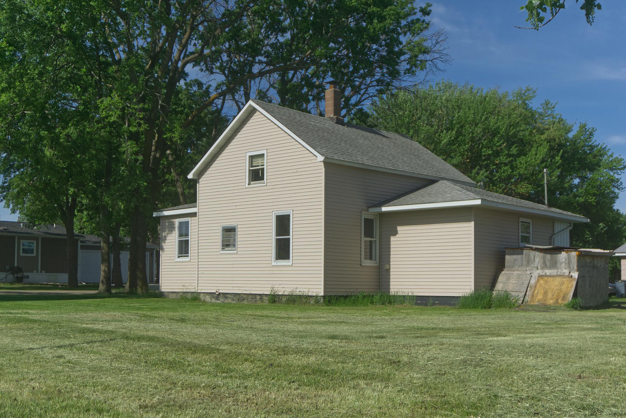 1904 single family home for sale at 322 2nd Street NE in Lidgerwood, ND — 2 bed, 1 bath (photo 3 of 4)