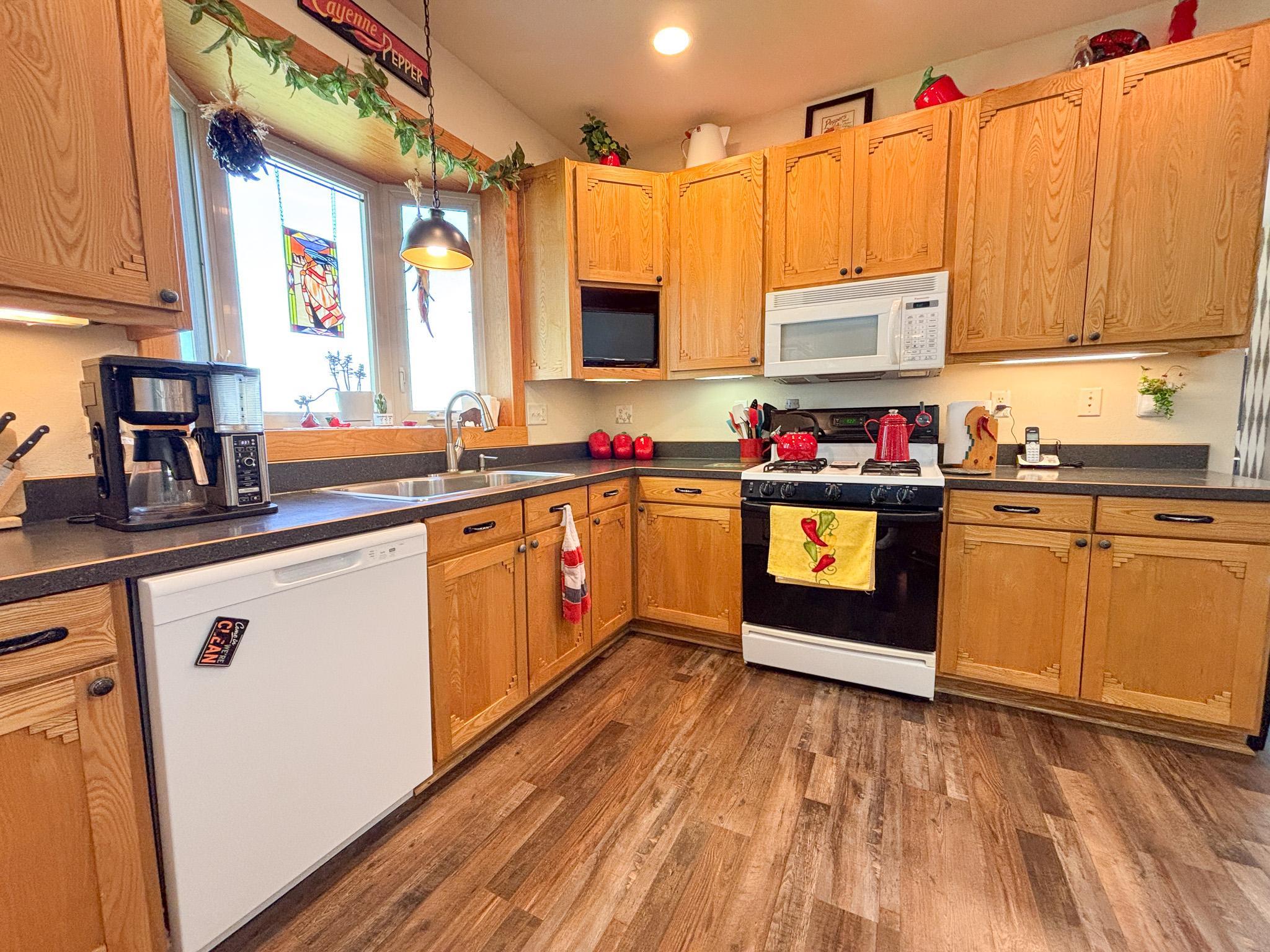 1980 single family home for sale at 21447 Sunny Drive in Fergus Falls, MN — 3 bed, 2 bath (photo 15 of 75)