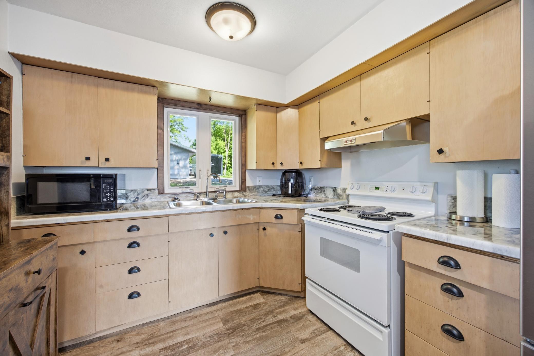 1965 townhouse for sale at 1112 W Lake Drive in Detroit Lakes, MN — 3 bed, 1 bath (photo 8 of 12)
