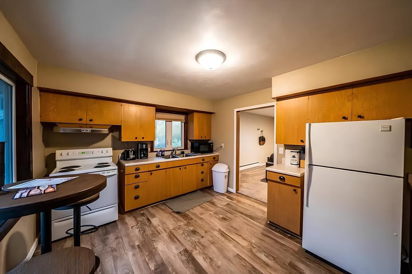 1965 townhouse for sale at 1110 W Lake Drive in Detroit Lakes, MN — 2 bed, 1 bath (photo 5 of 13)