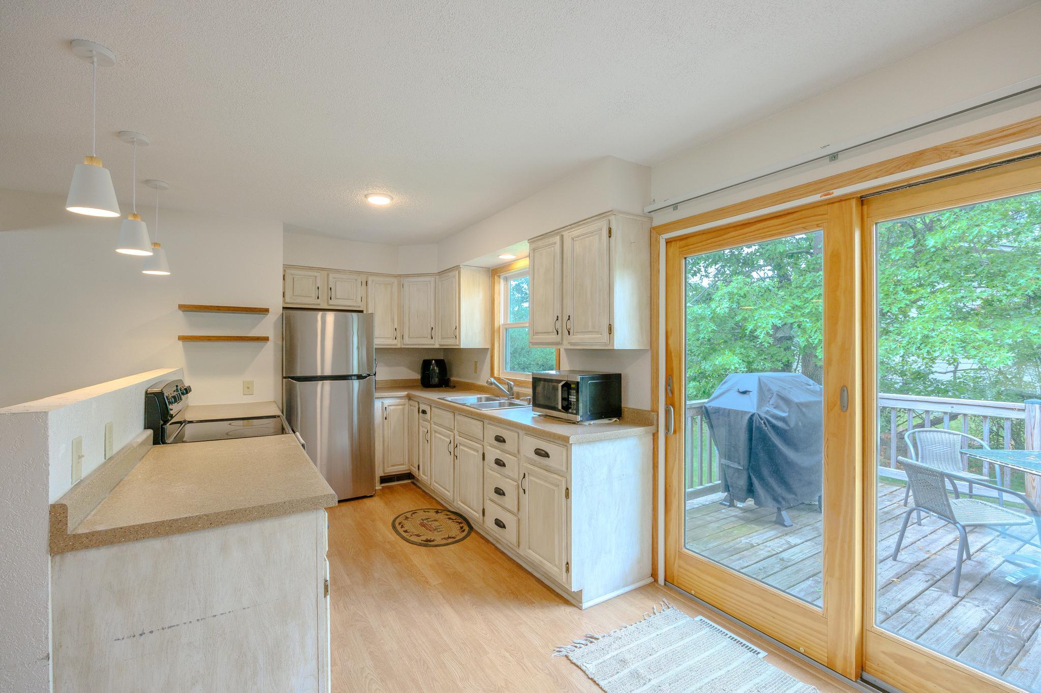 1976 single family home for sale at 102 Robertson Drive NW in Bemidji, MN — 3 bed, 2 bath (photo 5 of 40)