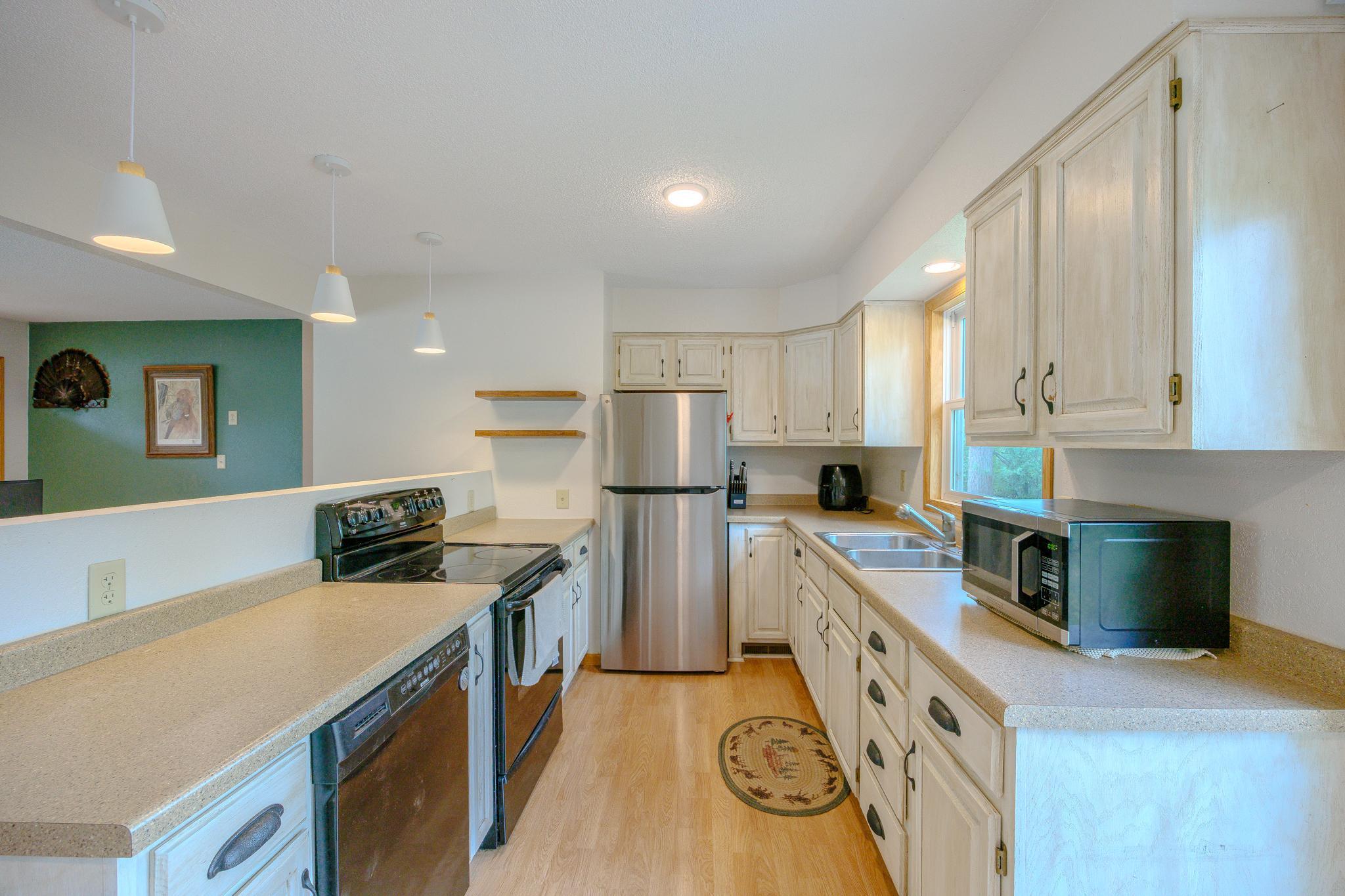 1976 single family home for sale at 102 Robertson Drive NW in Bemidji, MN — 3 bed, 2 bath (photo 6 of 40)