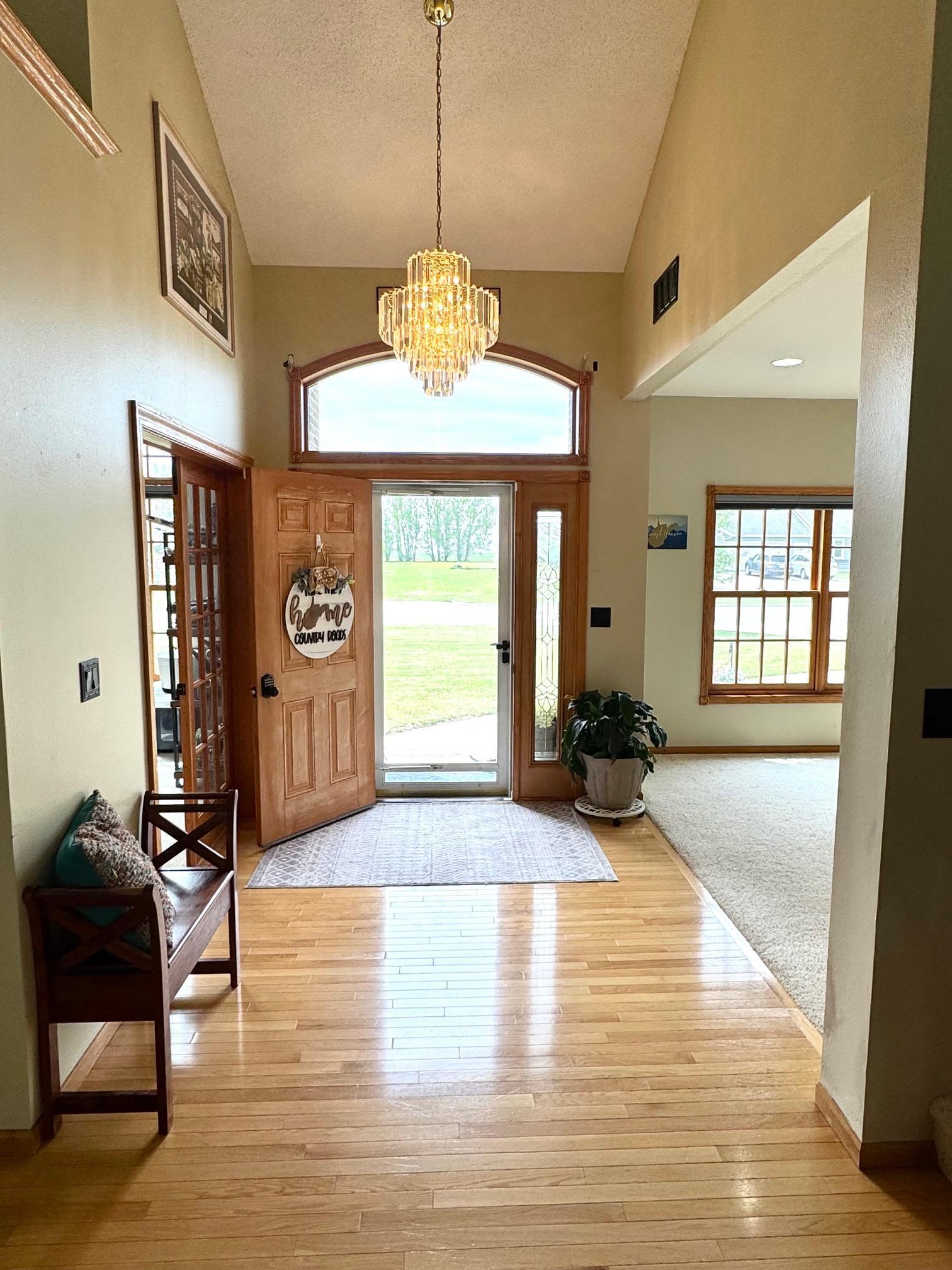 2001 single family home for sale at 901 6th Street SW in Roseau, MN — 5 bed, 4 bath (photo 2 of 31)