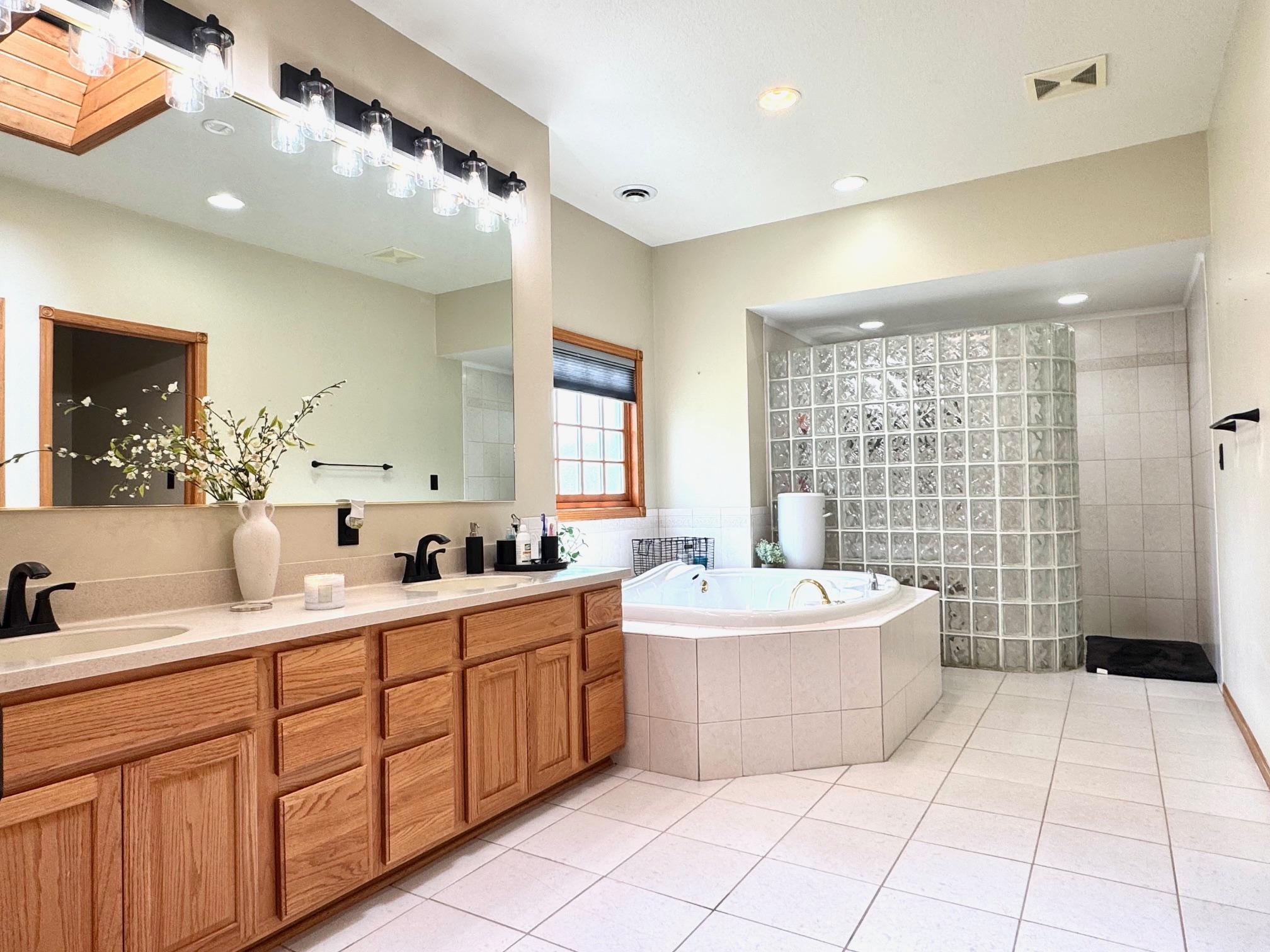 2001 single family home for sale at 901 6th Street SW in Roseau, MN — 5 bed, 4 bath (photo 15 of 31)