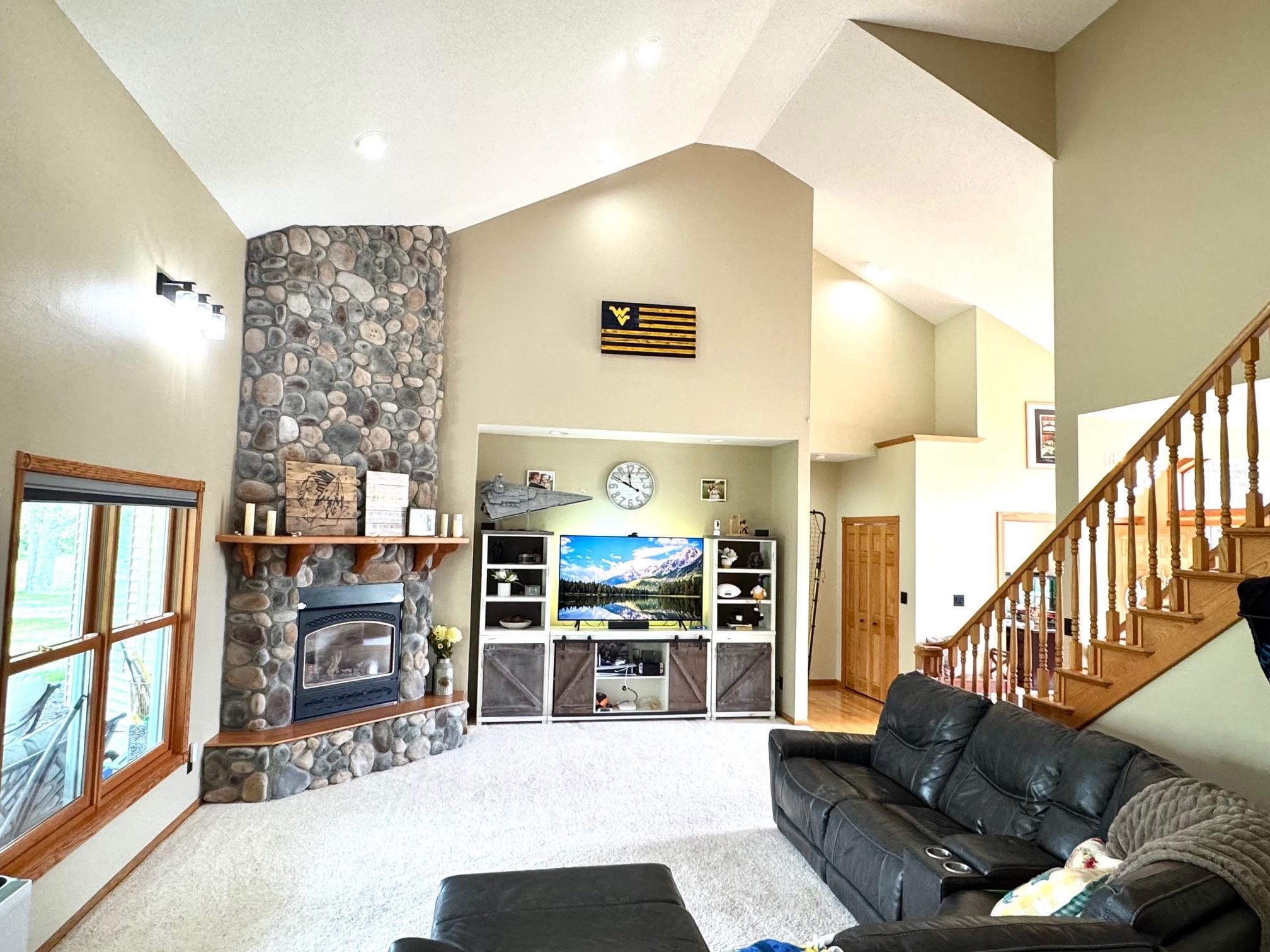 2001 single family home for sale at 901 6th Street SW in Roseau, MN — 5 bed, 4 bath (photo 5 of 31)