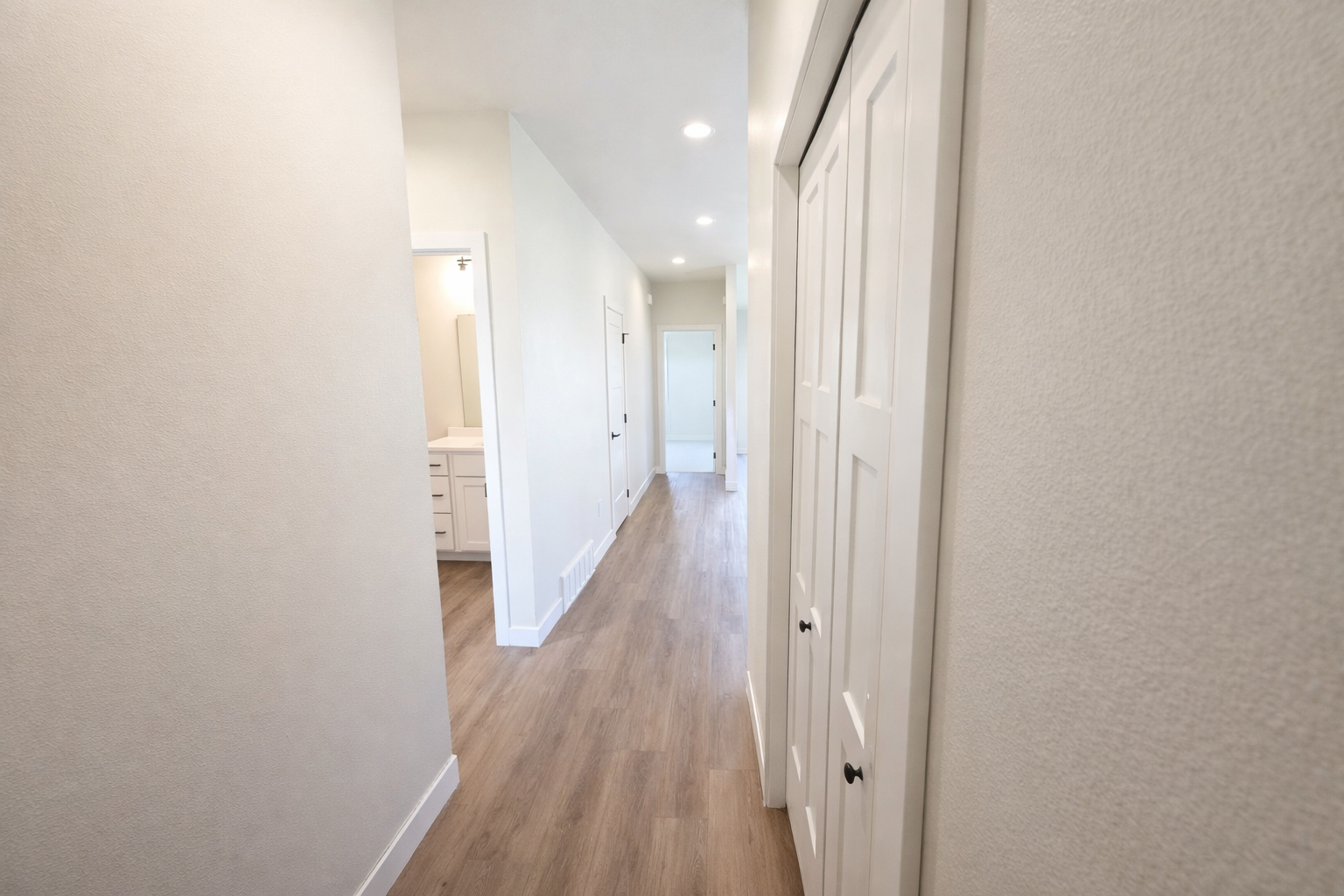 2025 single family home for sale at 1600 5th Avenue NE in Dilworth, MN — 3 bed, 2 bath (photo 13 of 40)