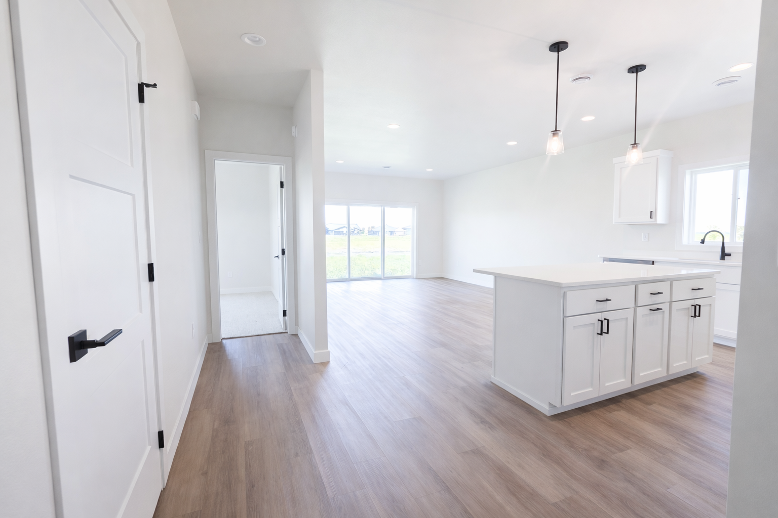 2025 single family home for sale at 1600 5th Avenue NE in Dilworth, MN — 3 bed, 2 bath (photo 17 of 40)