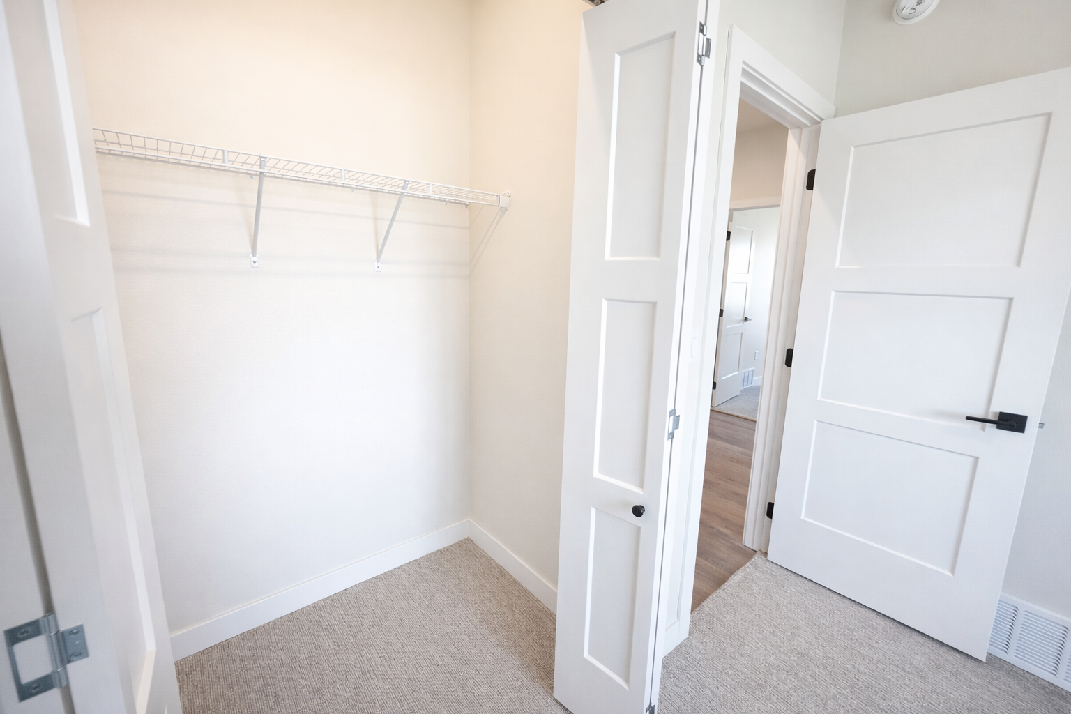 2025 single family home for sale at 1600 5th Avenue NE in Dilworth, MN — 3 bed, 2 bath (photo 9 of 40)