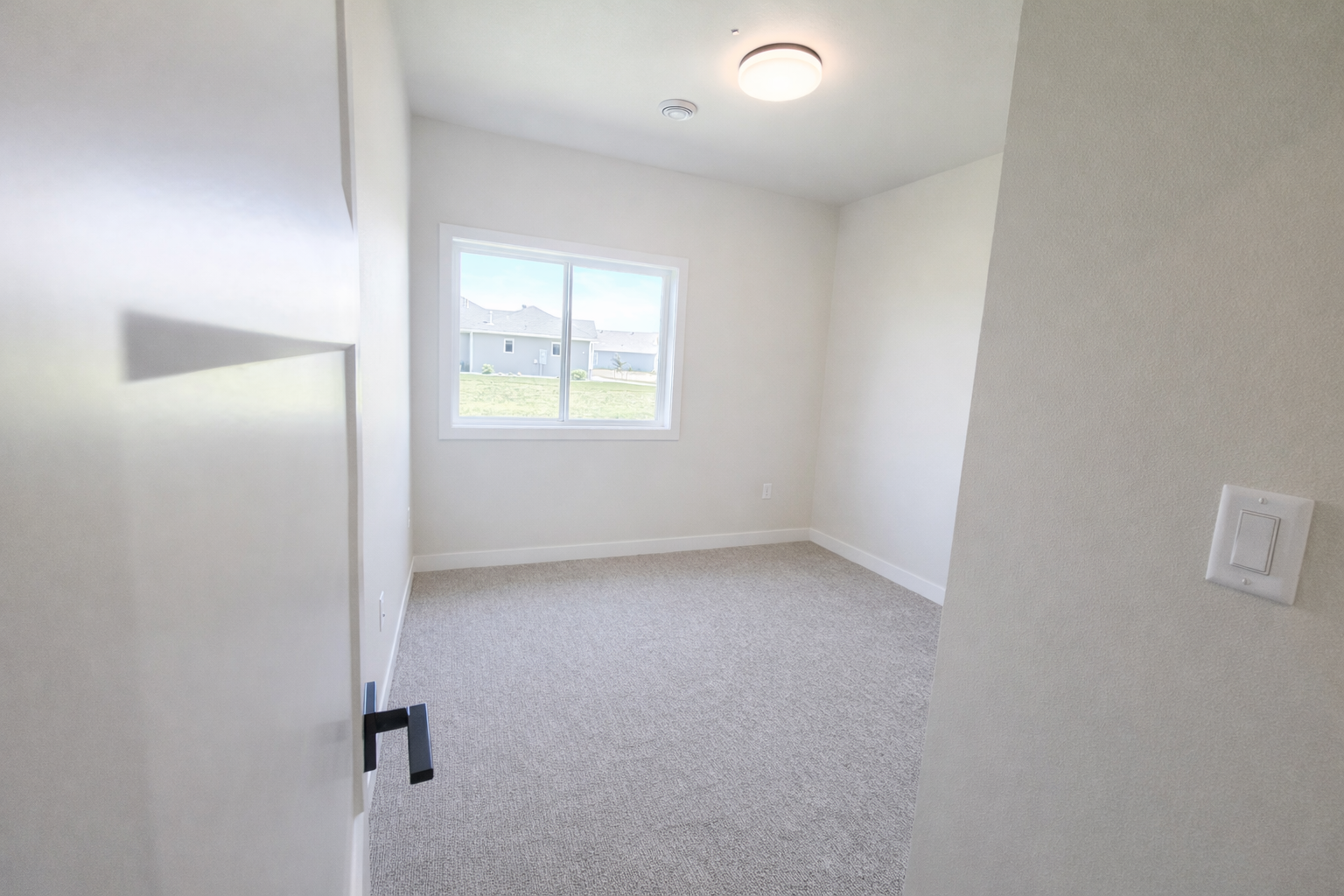2025 single family home for sale at 1600 5th Avenue NE in Dilworth, MN — 3 bed, 2 bath (photo 10 of 40)