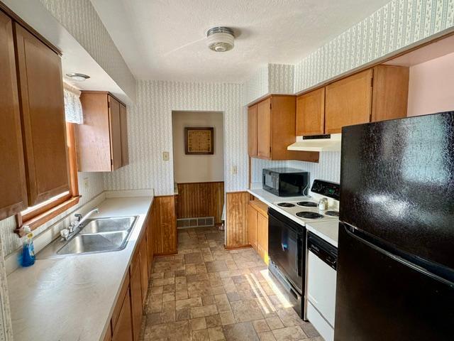 1960 single family home for sale at 508 2nd Street SE in Pelican Rapids, MN — 3 bed, 2 bath (photo 3 of 12)