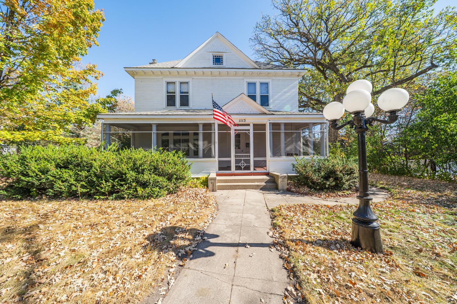 1905 single family home for sale at 1115 Summit Avenue in Detroit Lakes, MN — 5 bed, 3 bath (photo 2 of 41)