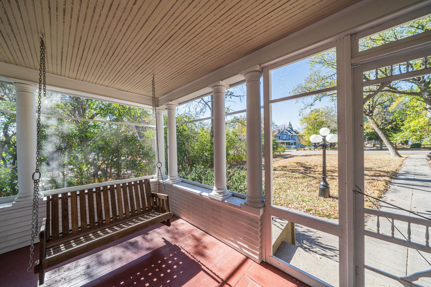 1905 single family home for sale at 1115 Summit Avenue in Detroit Lakes, MN — 5 bed, 3 bath (photo 3 of 41)