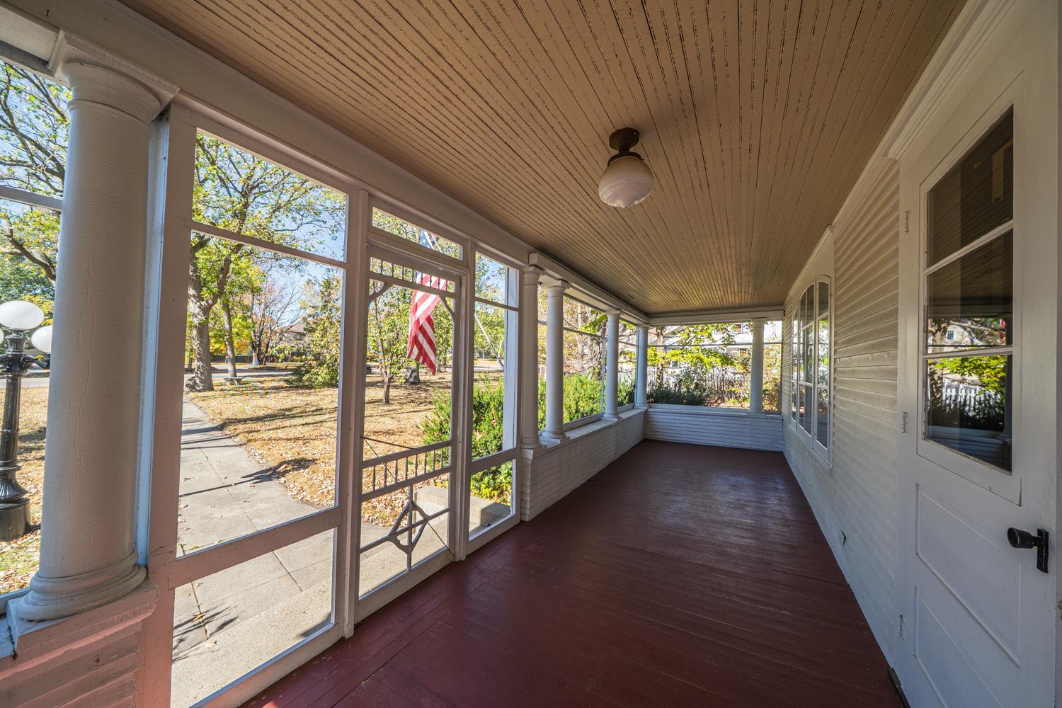1905 single family home for sale at 1115 Summit Avenue in Detroit Lakes, MN — 5 bed, 3 bath (photo 4 of 41)
