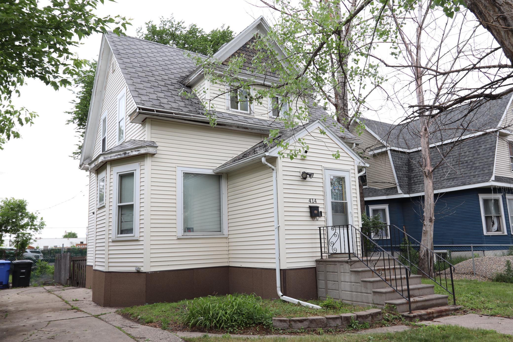 1907 single family home for sale at 414 12th Street N in Fargo, ND — 2 bed, 2 bath (photo 2 of 23)