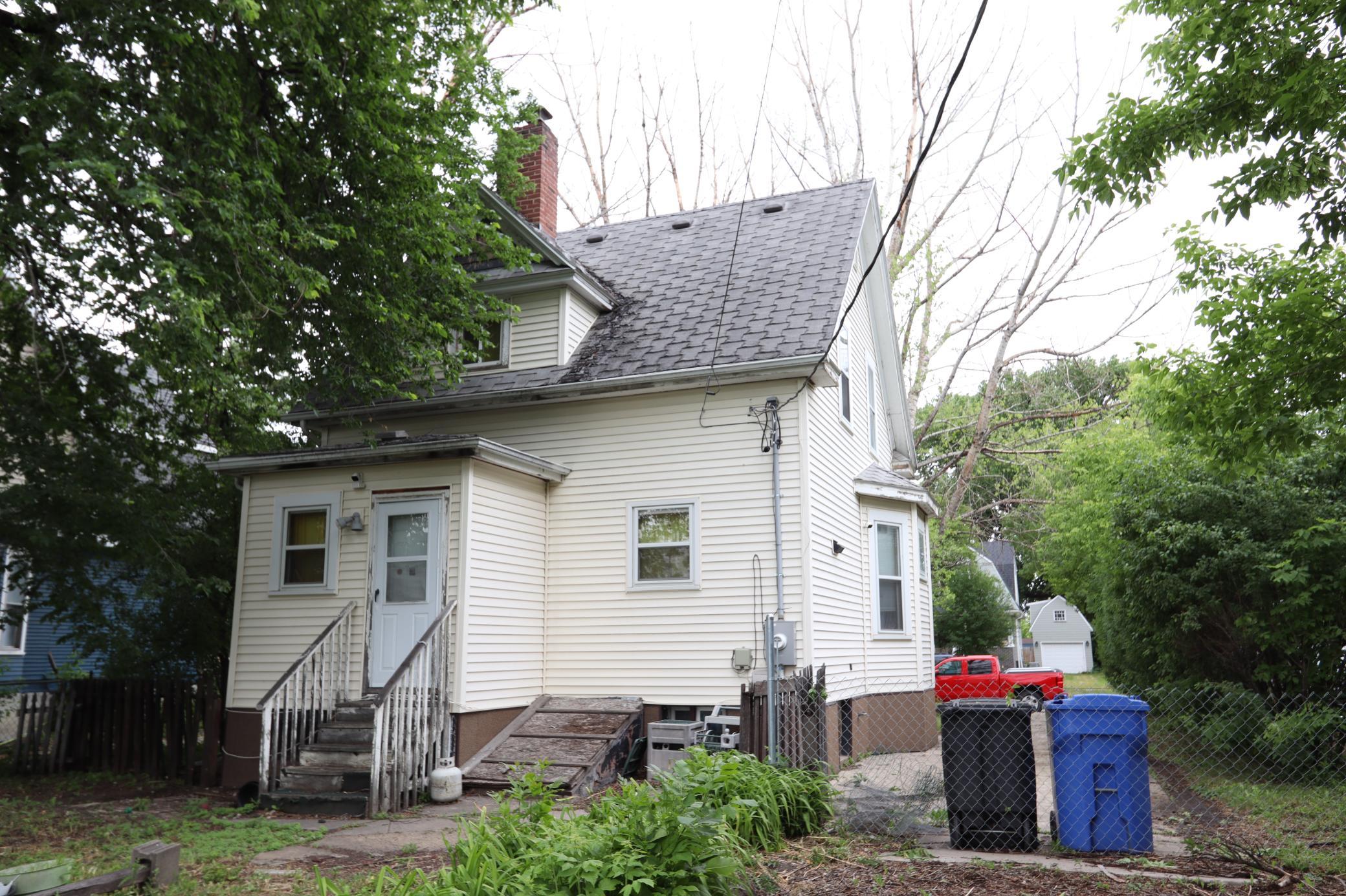 1907 single family home for sale at 414 12th Street N in Fargo, ND — 2 bed, 2 bath (photo 5 of 23)