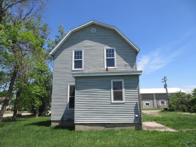 203 4th Street SW, Hillsboro ND 58045 - Photo 6 of 31