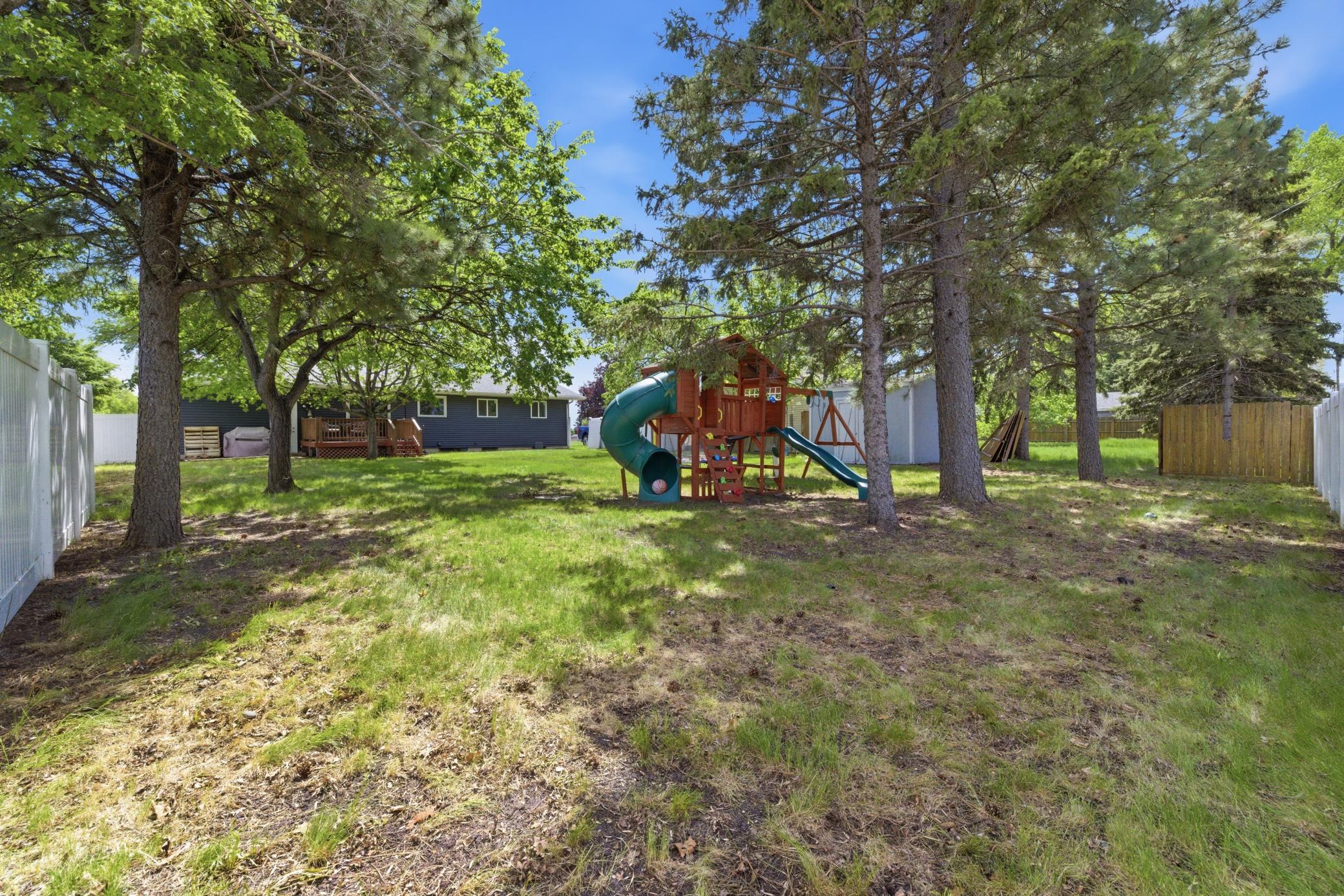 1960 single family home for sale at 2934 10th Street N in Fargo, ND — 4 bed, 2 bath (photo 5 of 53)