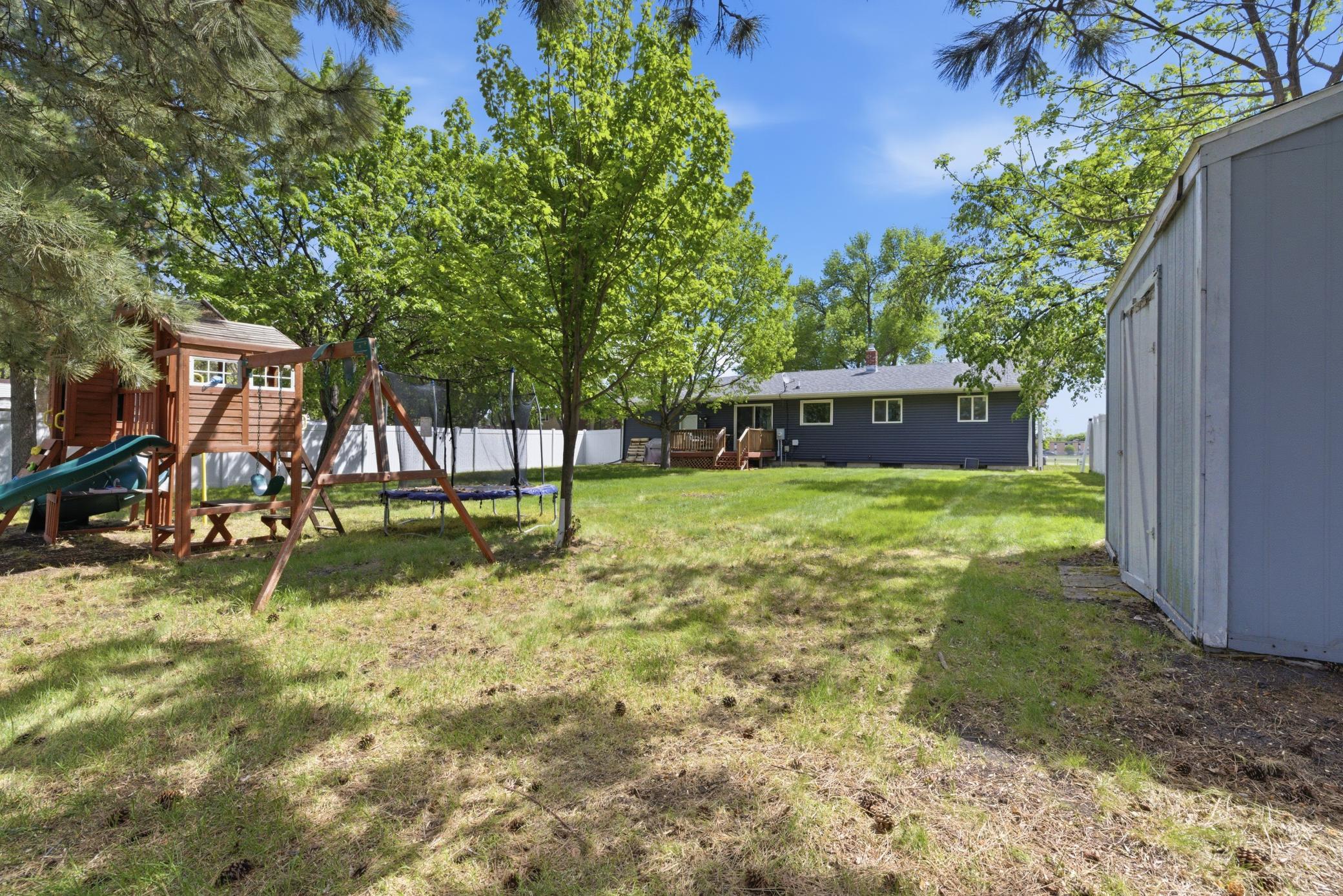 1960 single family home for sale at 2934 10th Street N in Fargo, ND — 4 bed, 2 bath (photo 6 of 53)