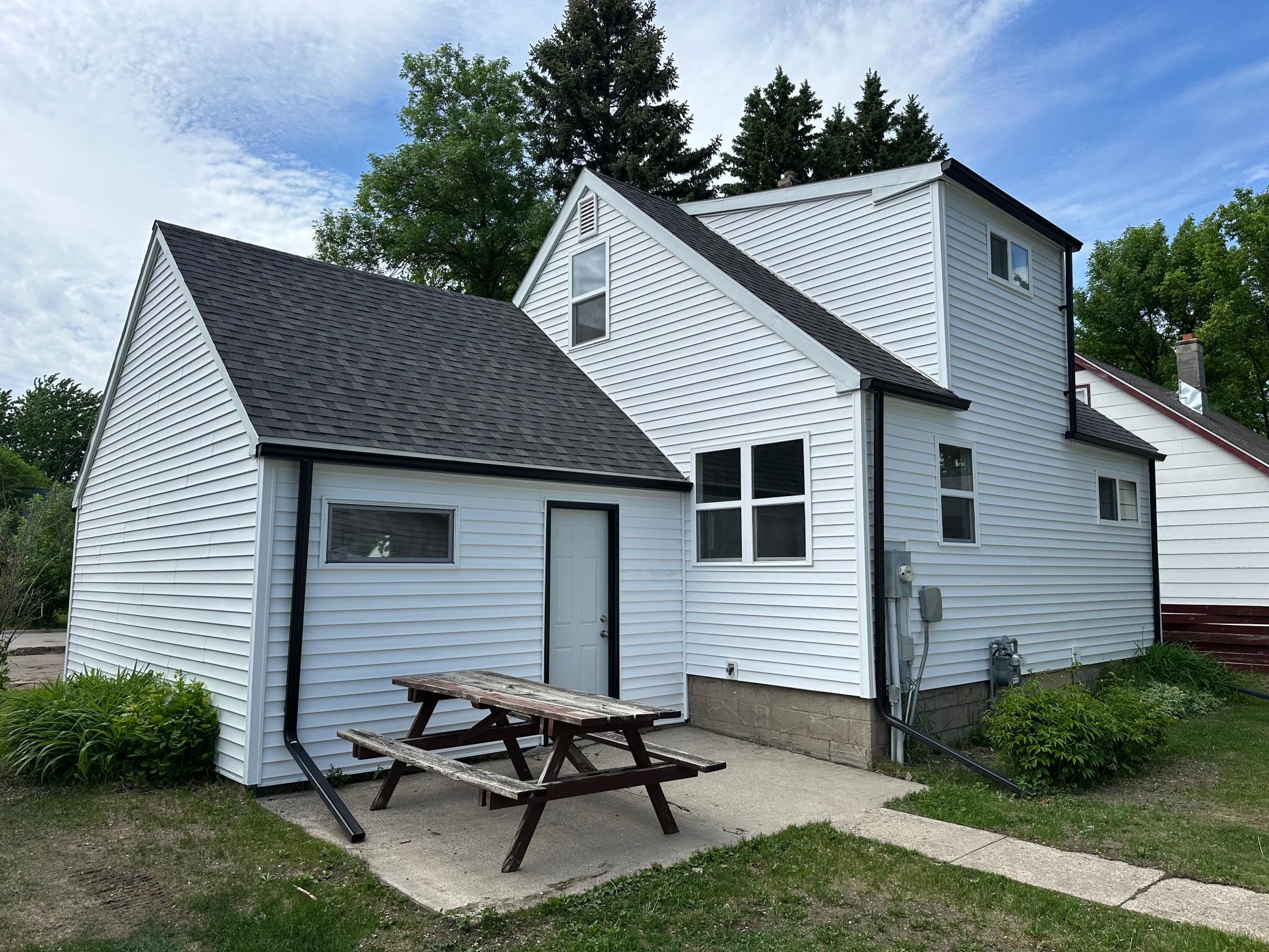 1940 single family home for sale at 922 Tindolph Avenue S in Thief River Falls, MN — 2 bed, 1 bath (photo 2 of 17)