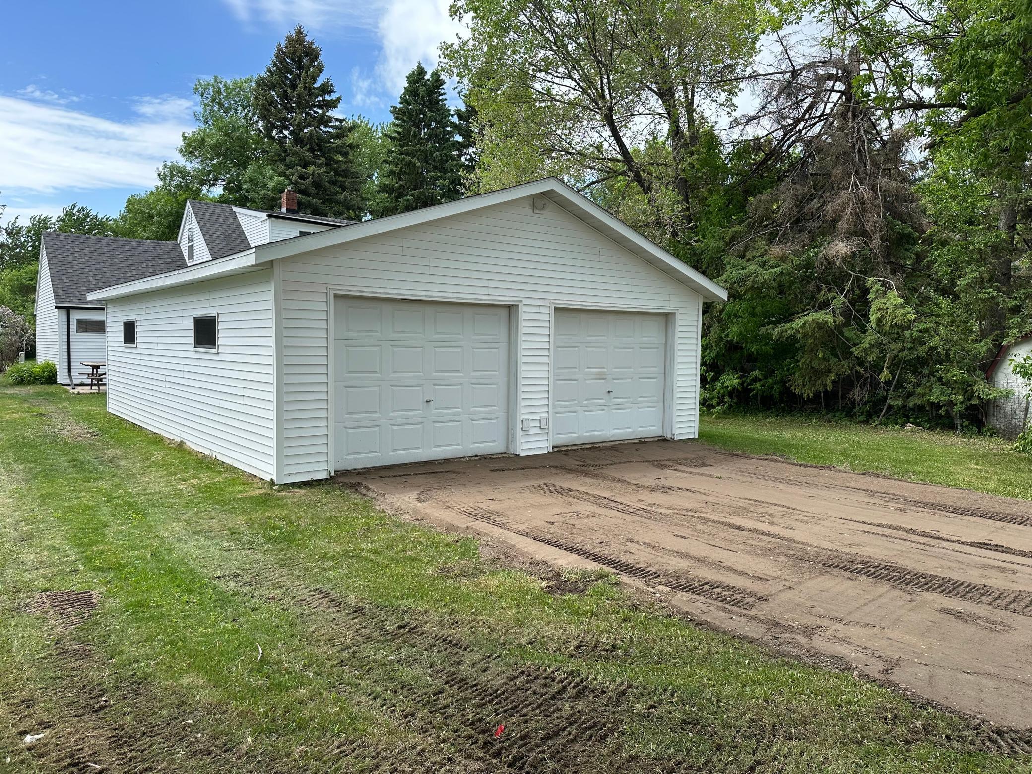 1940 single family home for sale at 922 Tindolph Avenue S in Thief River Falls, MN — 2 bed, 1 bath (photo 11 of 17)