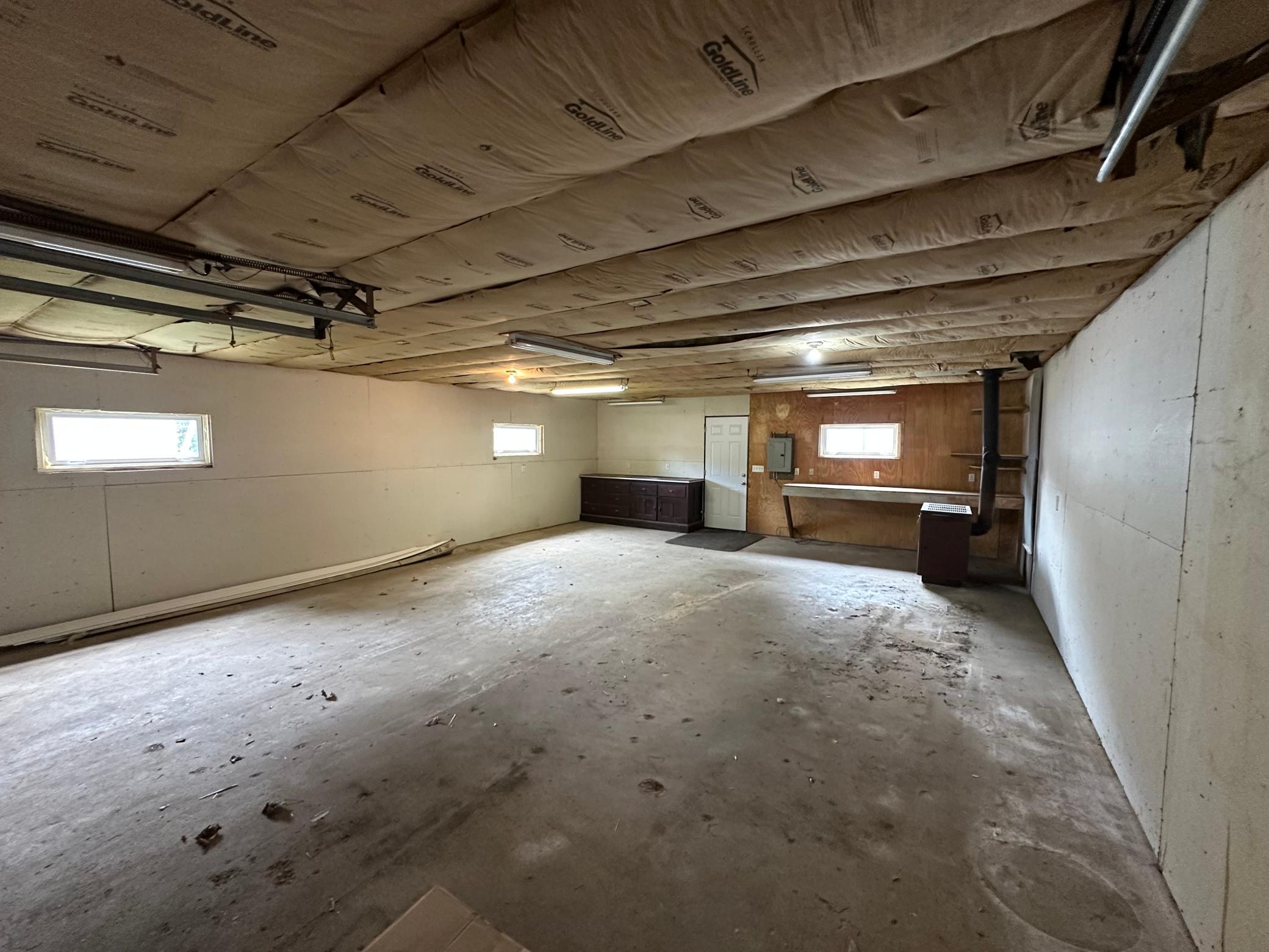 1940 single family home for sale at 922 Tindolph Avenue S in Thief River Falls, MN — 2 bed, 1 bath (photo 13 of 17)