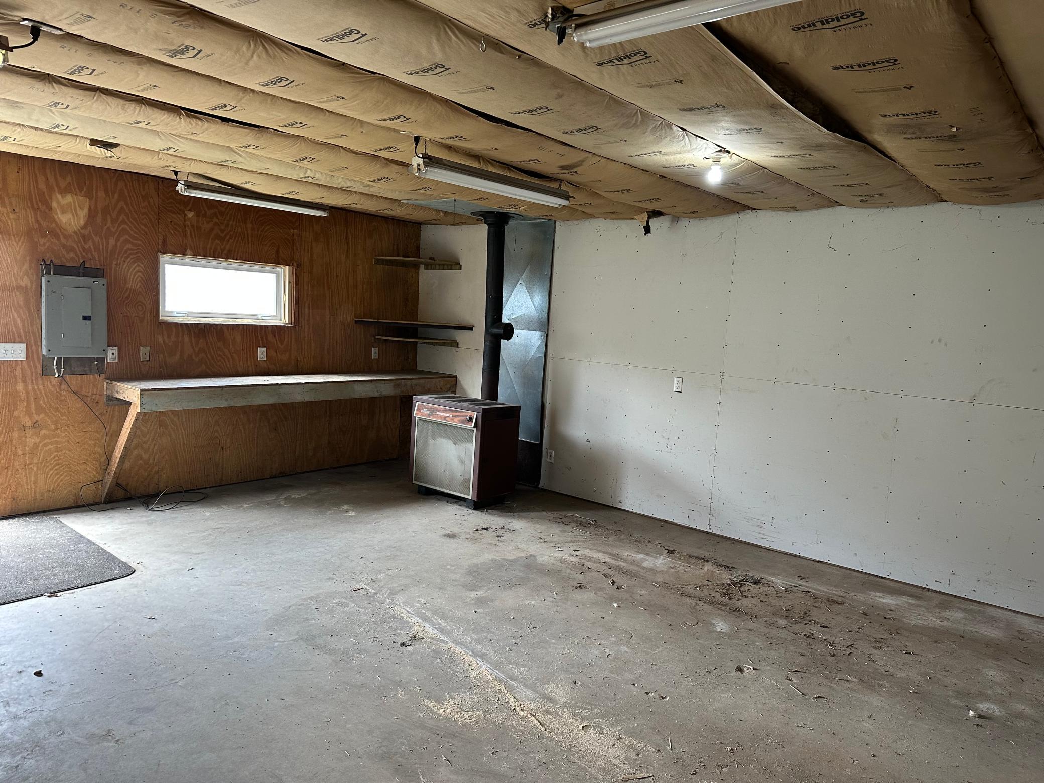 1940 single family home for sale at 922 Tindolph Avenue S in Thief River Falls, MN — 2 bed, 1 bath (photo 15 of 17)
