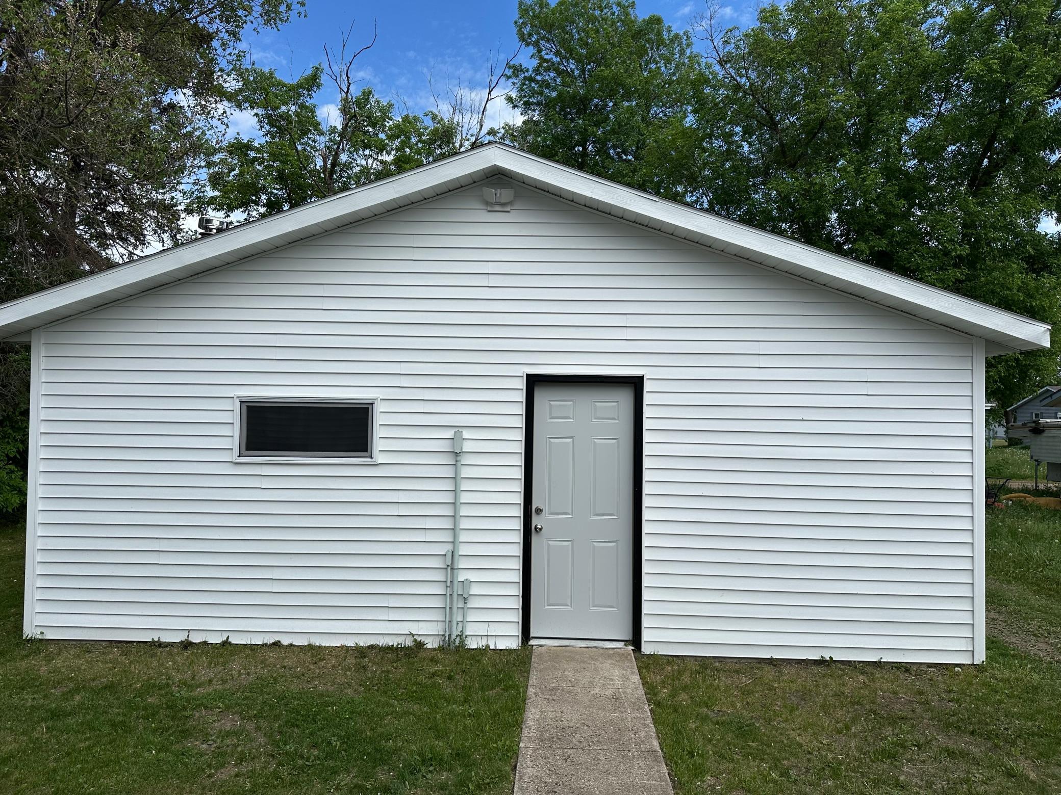 1940 single family home for sale at 922 Tindolph Avenue S in Thief River Falls, MN — 2 bed, 1 bath (photo 16 of 17)