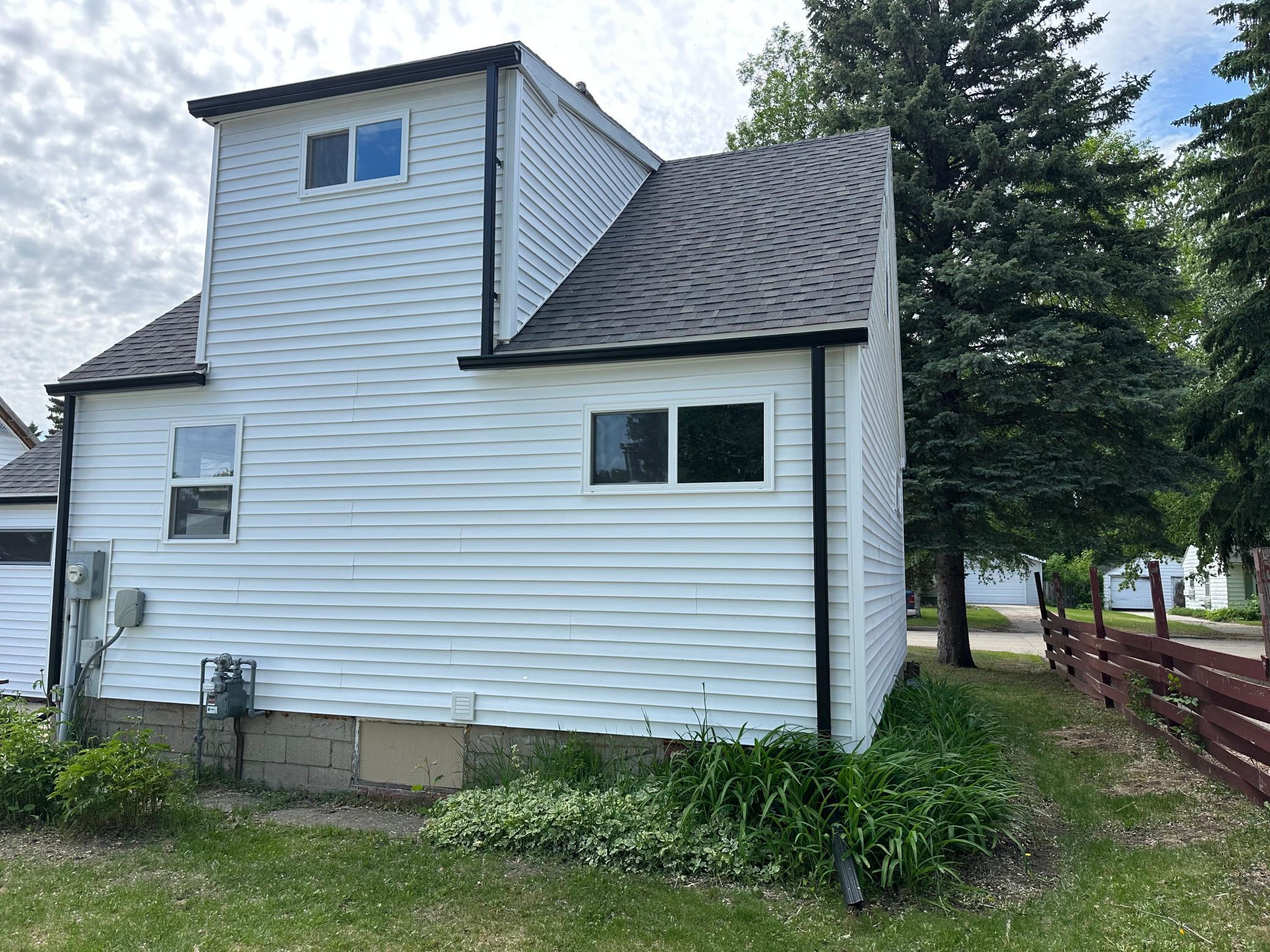1940 single family home for sale at 922 Tindolph Avenue S in Thief River Falls, MN — 2 bed, 1 bath (photo 17 of 17)