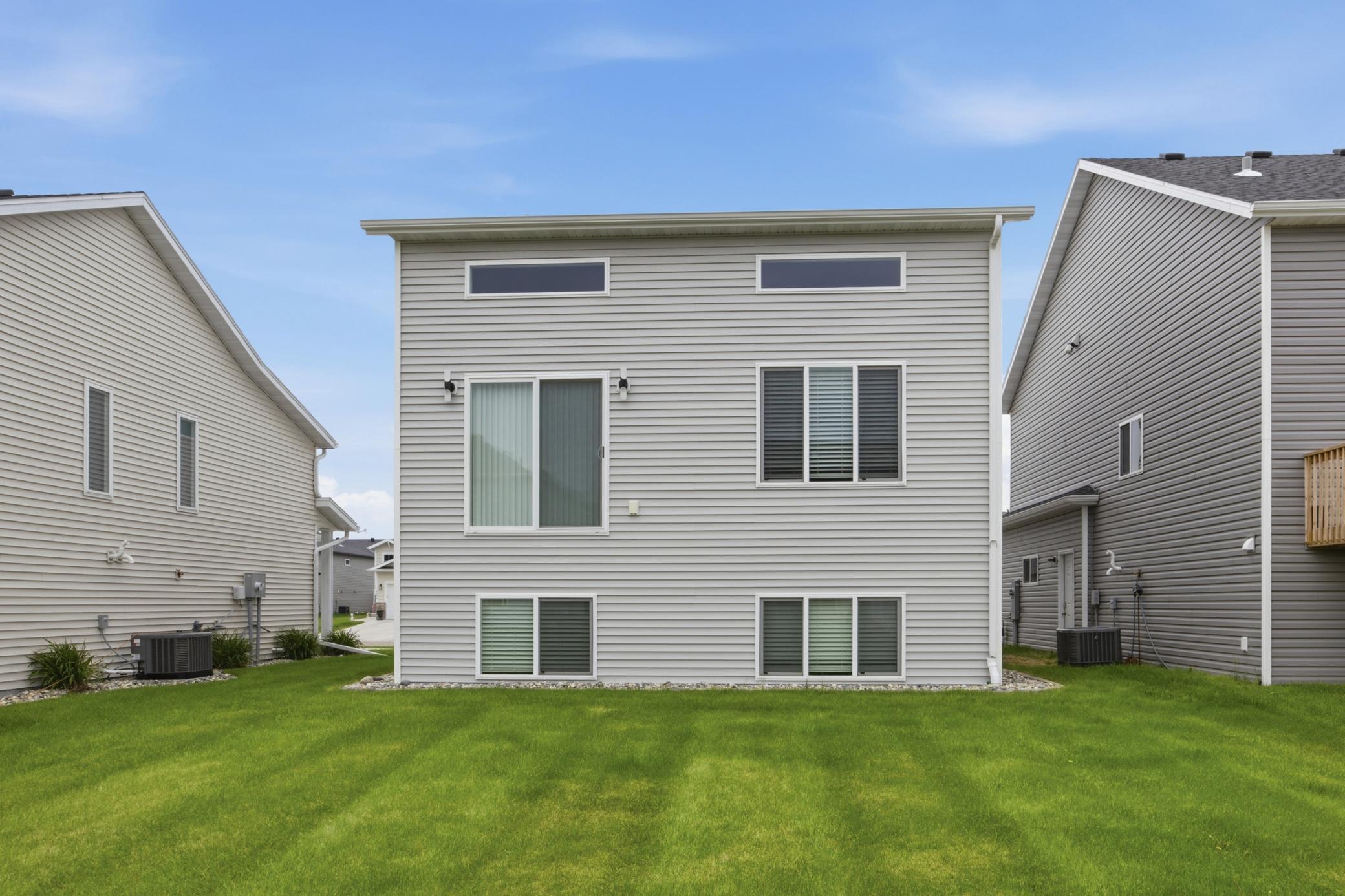 2023 single family home for sale at 6031 8th Street W in West Fargo, ND — 3 bed, 2 bath (photo 29 of 32)