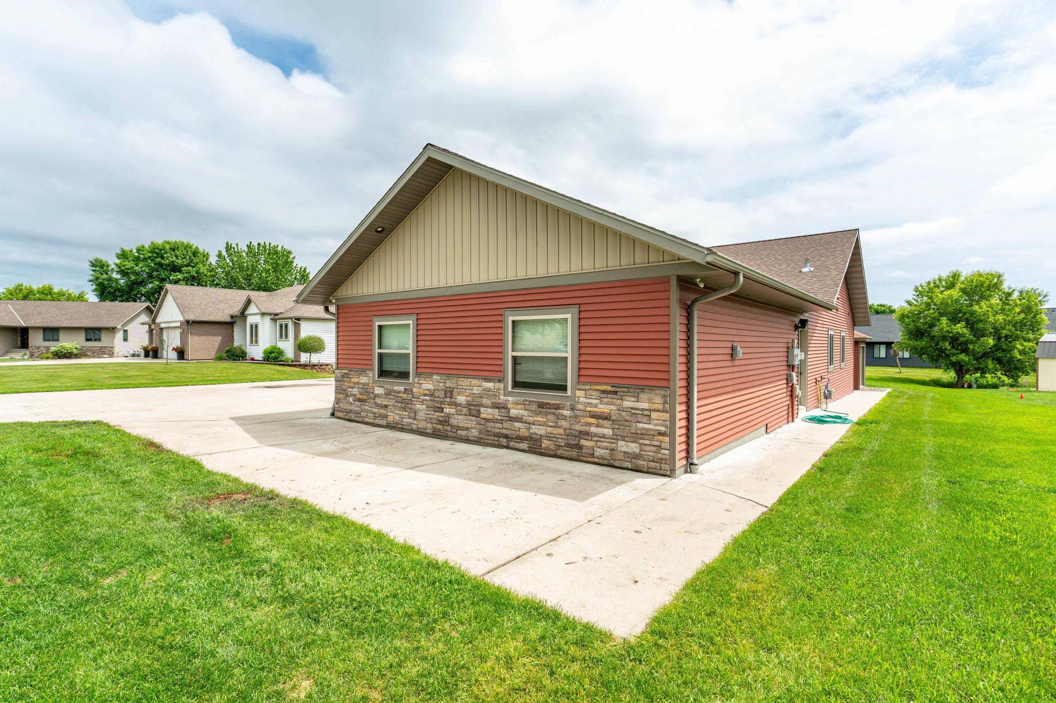 2015 single family home for sale at 1506 Viking Court in Fergus Falls, MN — 5 bed, 4 bath (photo 3 of 80)