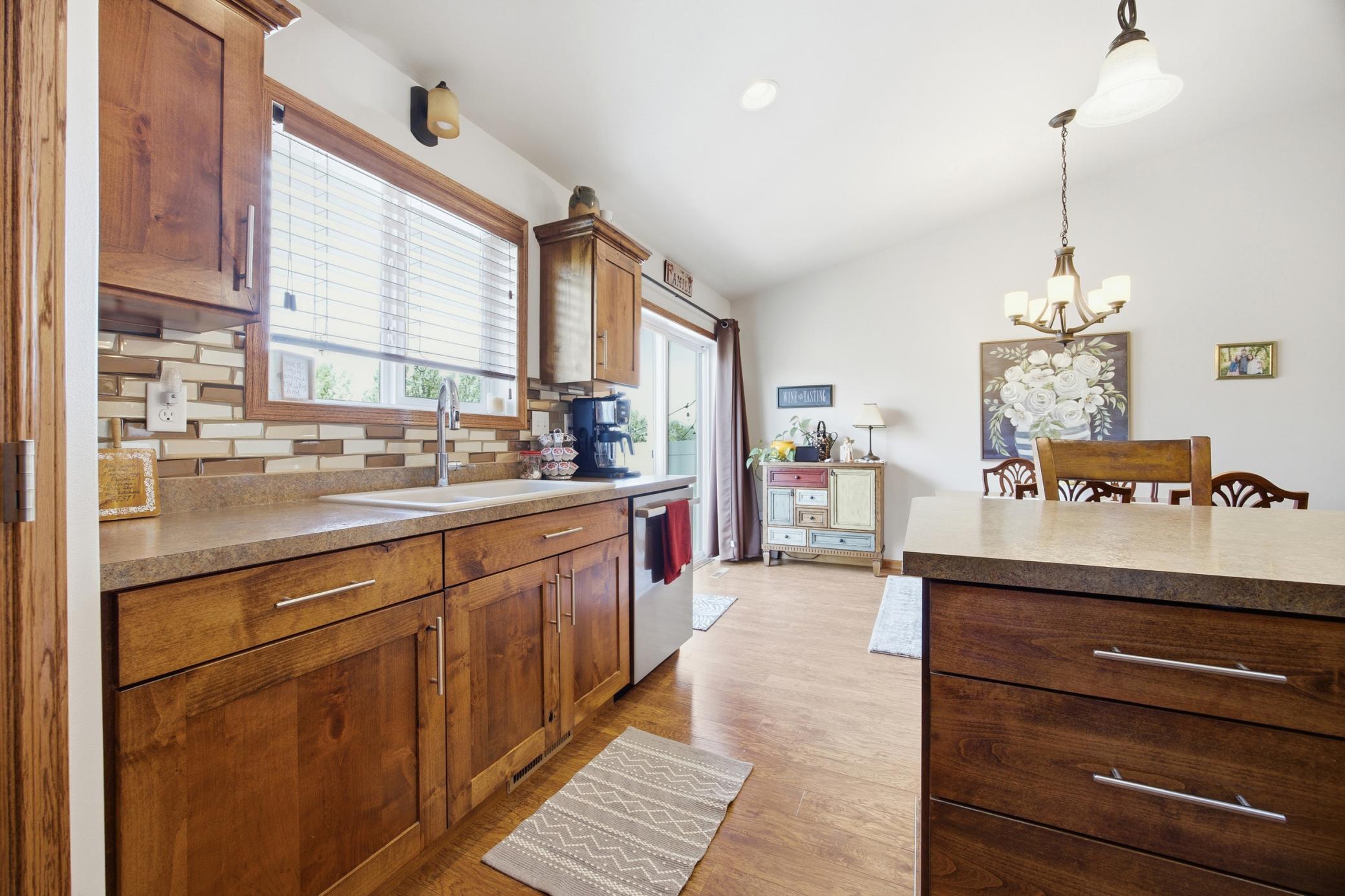 2015 twin home for sale at 1426 Goldenwood Drive in West Fargo, ND — 3 bed, 3 bath (photo 11 of 55)