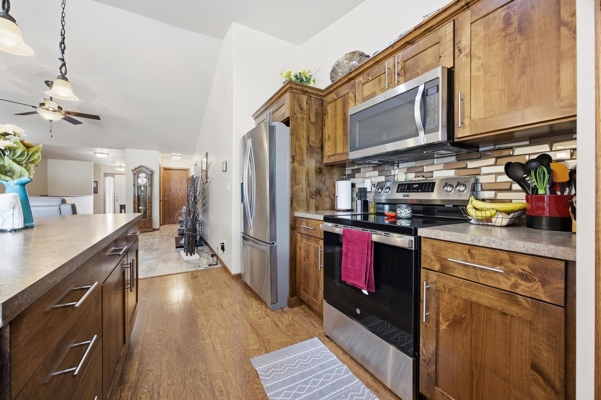 2015 twin home for sale at 1426 Goldenwood Drive in West Fargo, ND — 3 bed, 3 bath (photo 12 of 55)