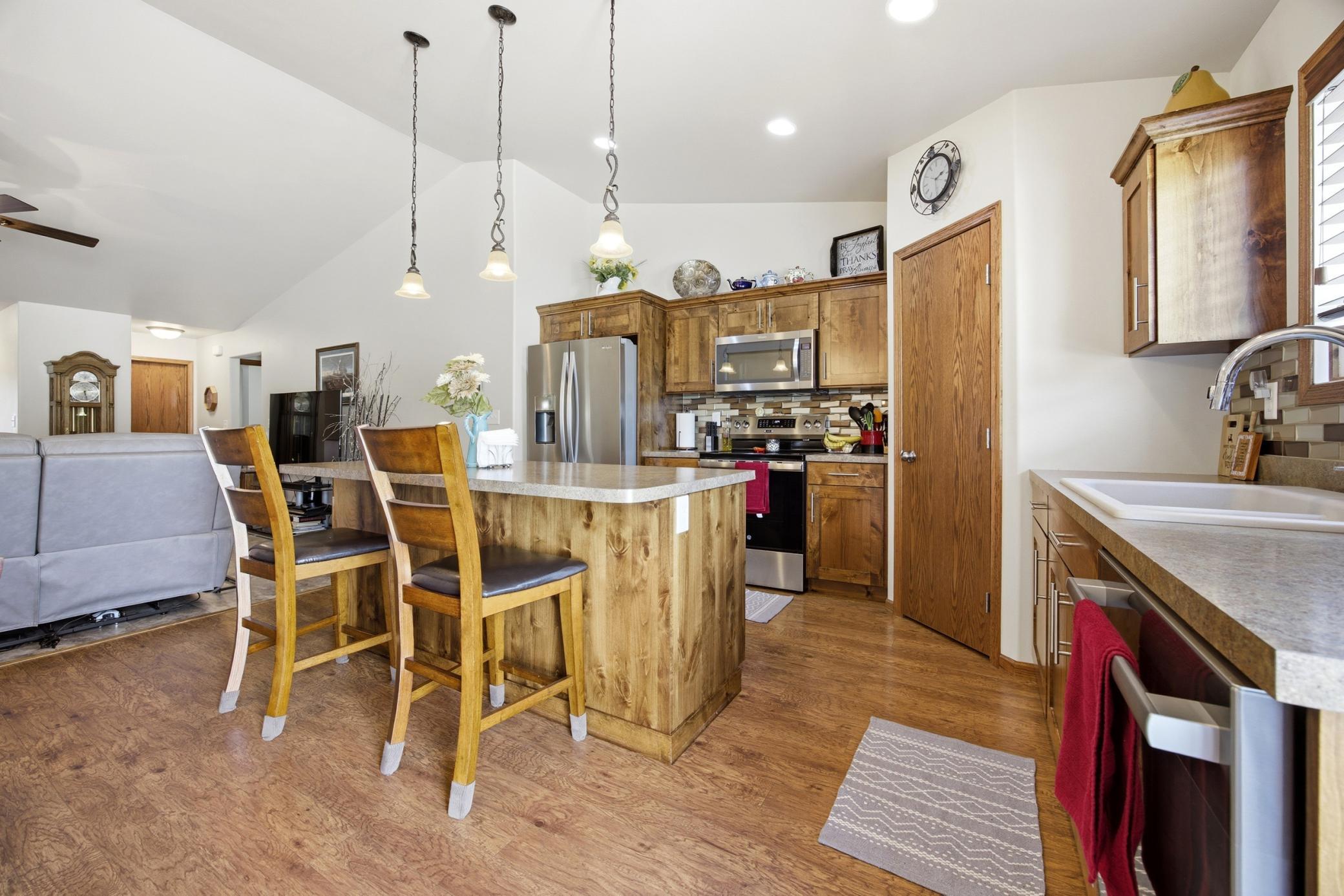 2015 twin home for sale at 1426 Goldenwood Drive in West Fargo, ND — 3 bed, 3 bath (photo 14 of 55)