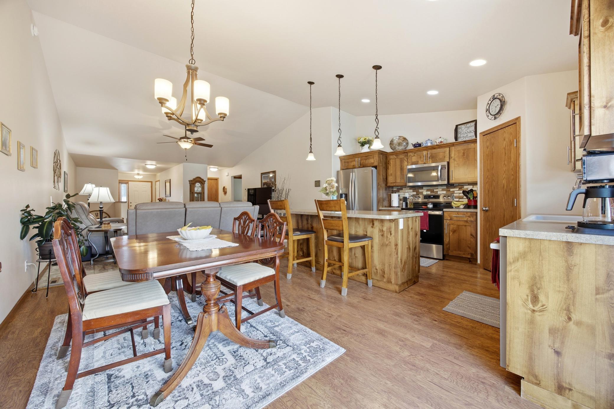 2015 twin home for sale at 1426 Goldenwood Drive in West Fargo, ND — 3 bed, 3 bath (photo 19 of 55)