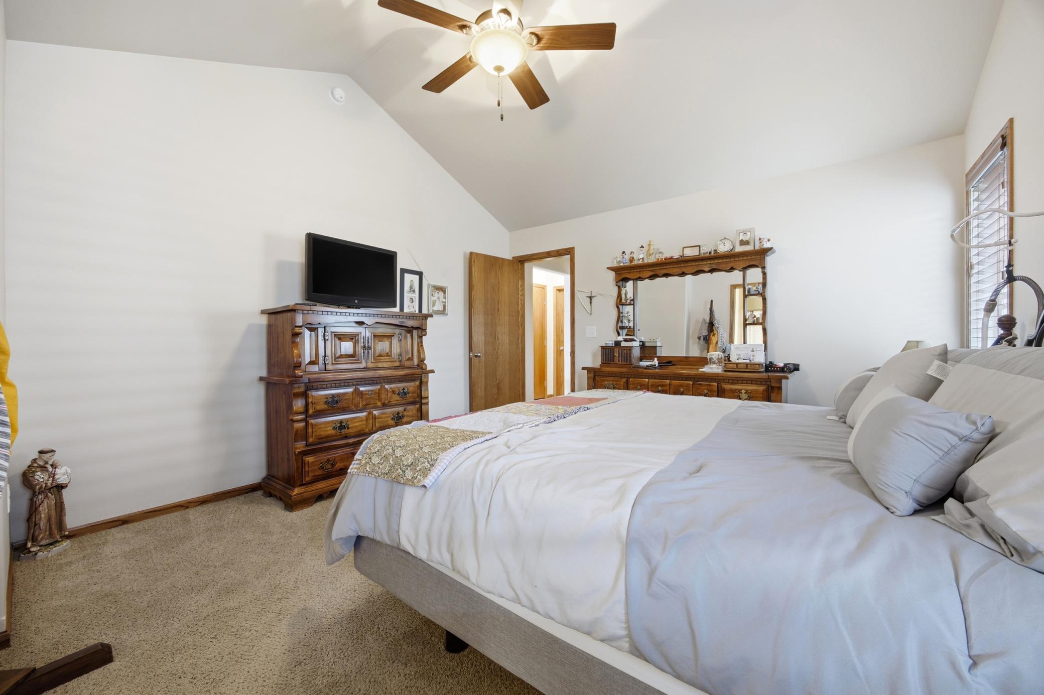 2015 twin home for sale at 1426 Goldenwood Drive in West Fargo, ND — 3 bed, 3 bath (photo 22 of 55)