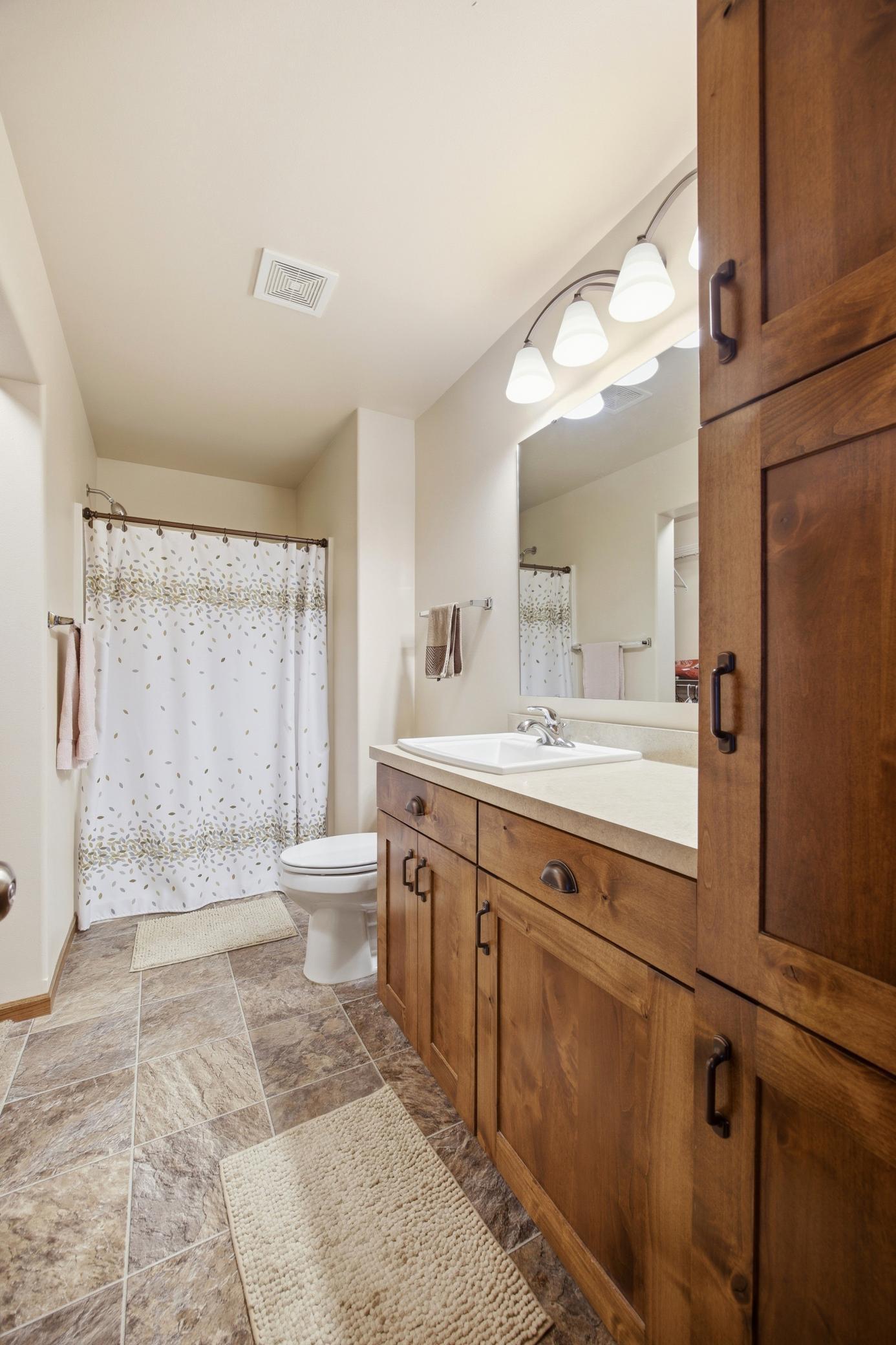 2015 twin home for sale at 1426 Goldenwood Drive in West Fargo, ND — 3 bed, 3 bath (photo 23 of 55)