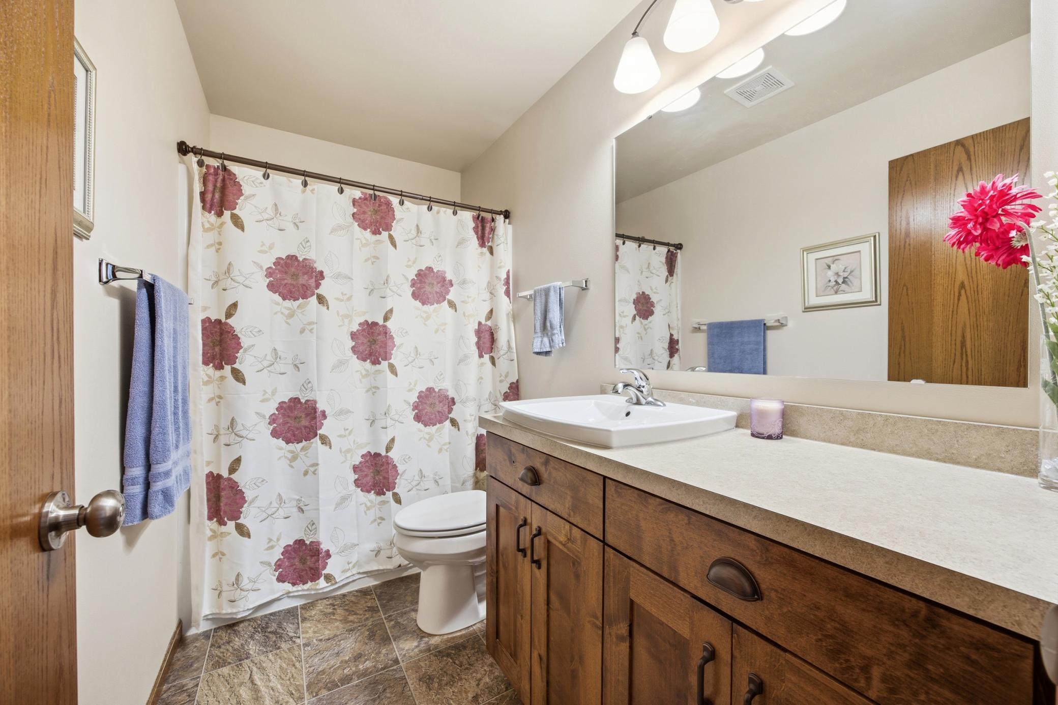 2015 twin home for sale at 1426 Goldenwood Drive in West Fargo, ND — 3 bed, 3 bath (photo 27 of 55)
